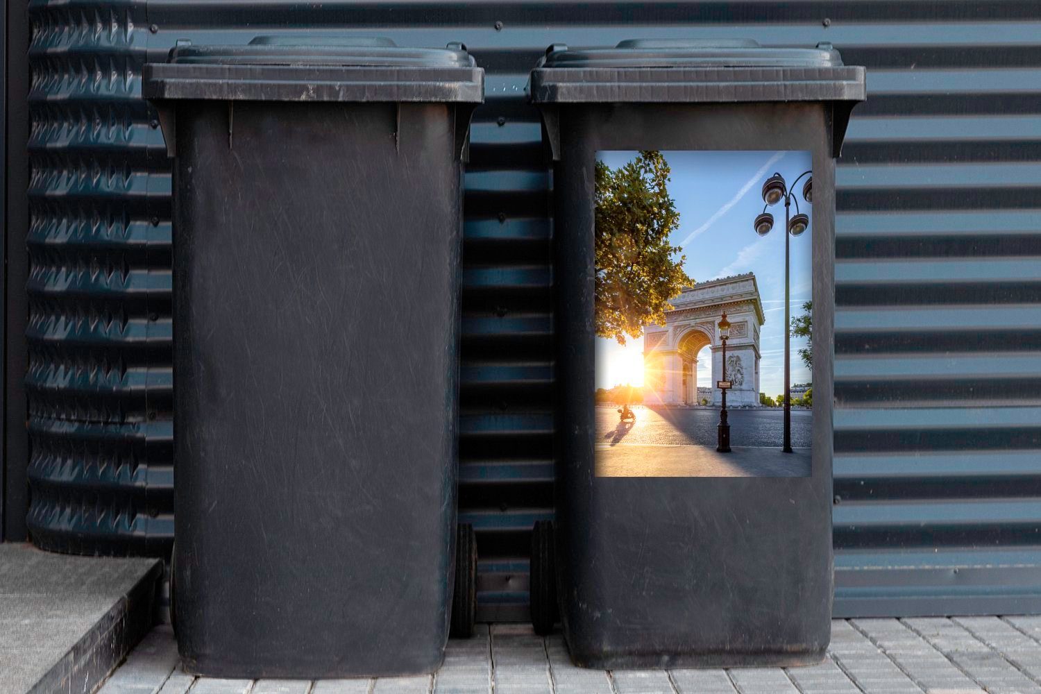 Mülltonne, bei Sticker, und blauem Mülleimer-aufkleber, Abfalbehälter Der Triumphbogen in Sonnenaufgang Container, Wandsticker (1 St), strahlend Paris MuchoWow
