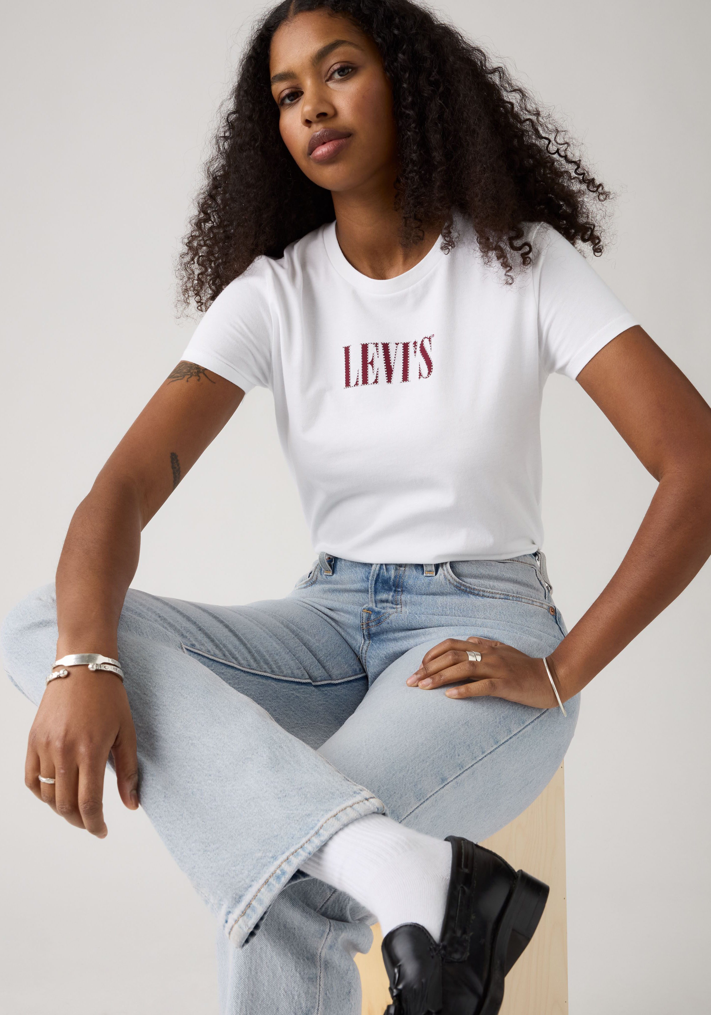 Levi's® Rundhalsshirt THE PERFECT TEE mit Logo im Metallic-Holo Print – Bild 3 von 4