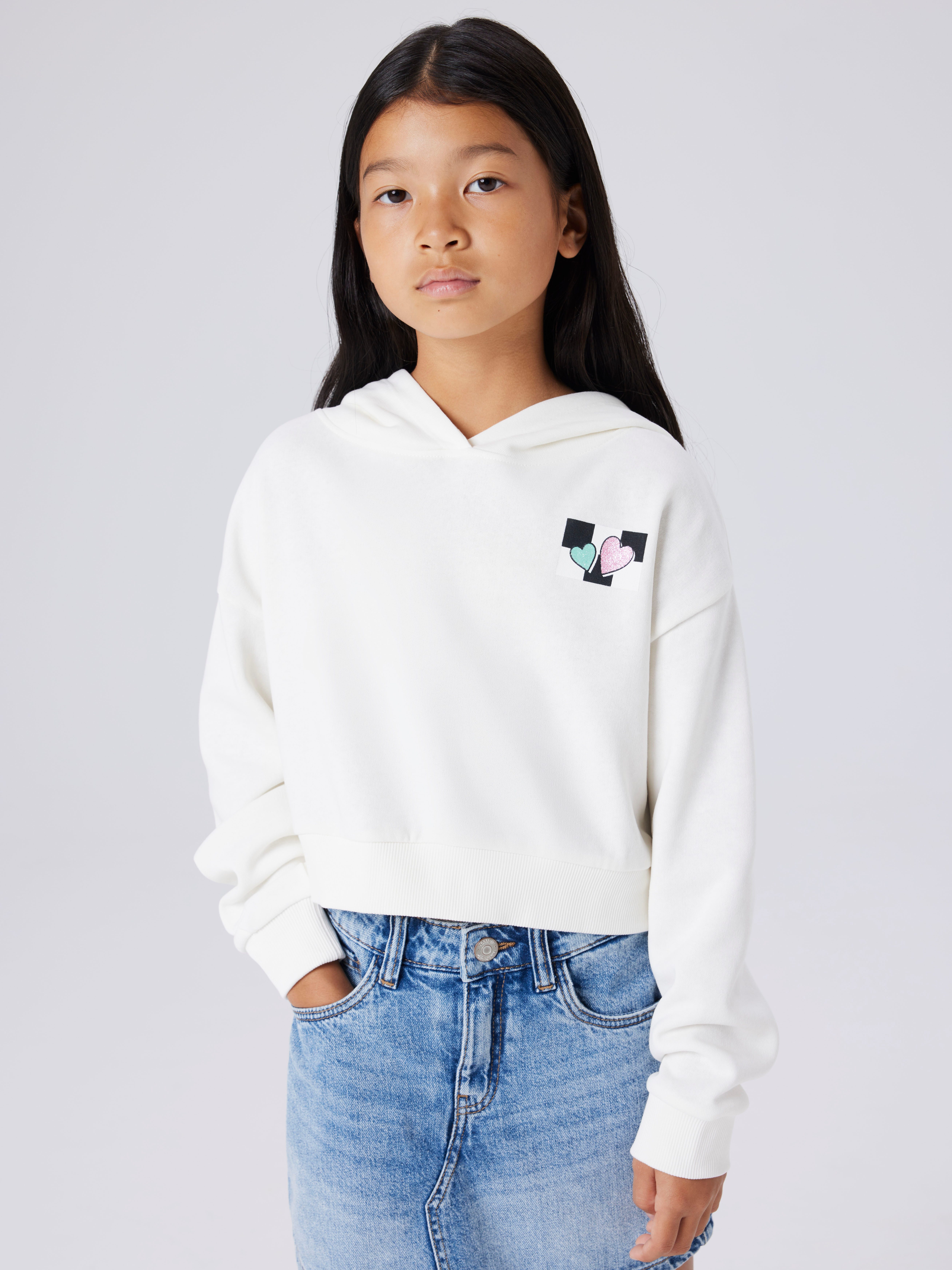 Name It Kapuzensweatshirt NKFTARA LS CROP RLX SWE WH BRU PS NOOS mit kleinem Brust- und großem Rückendruck