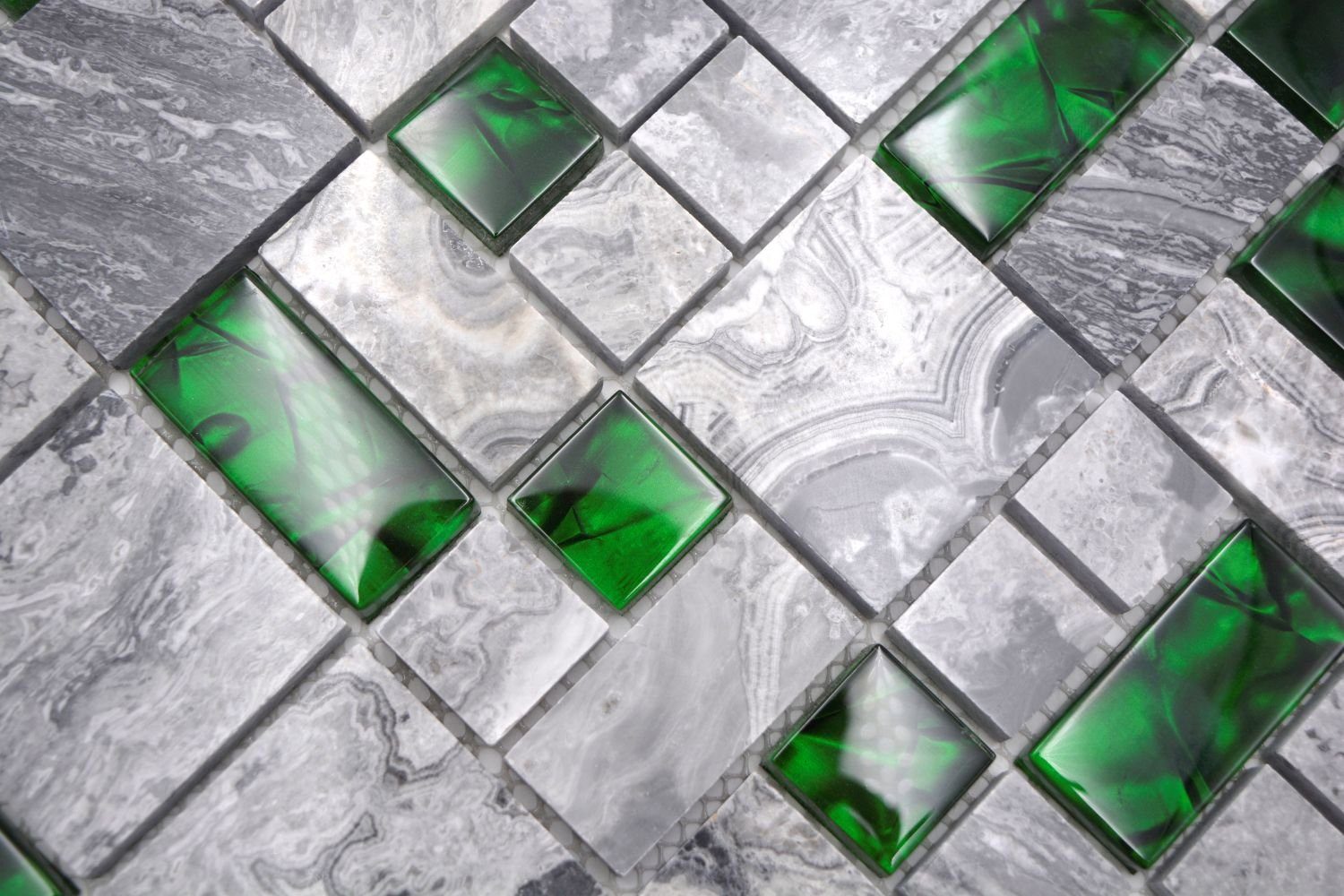 Wandverkleidung Dekorative Mosaikfliesen grau glänzend, Naturstein Mosani mit Mosaikfliesen grün Glasmosaik