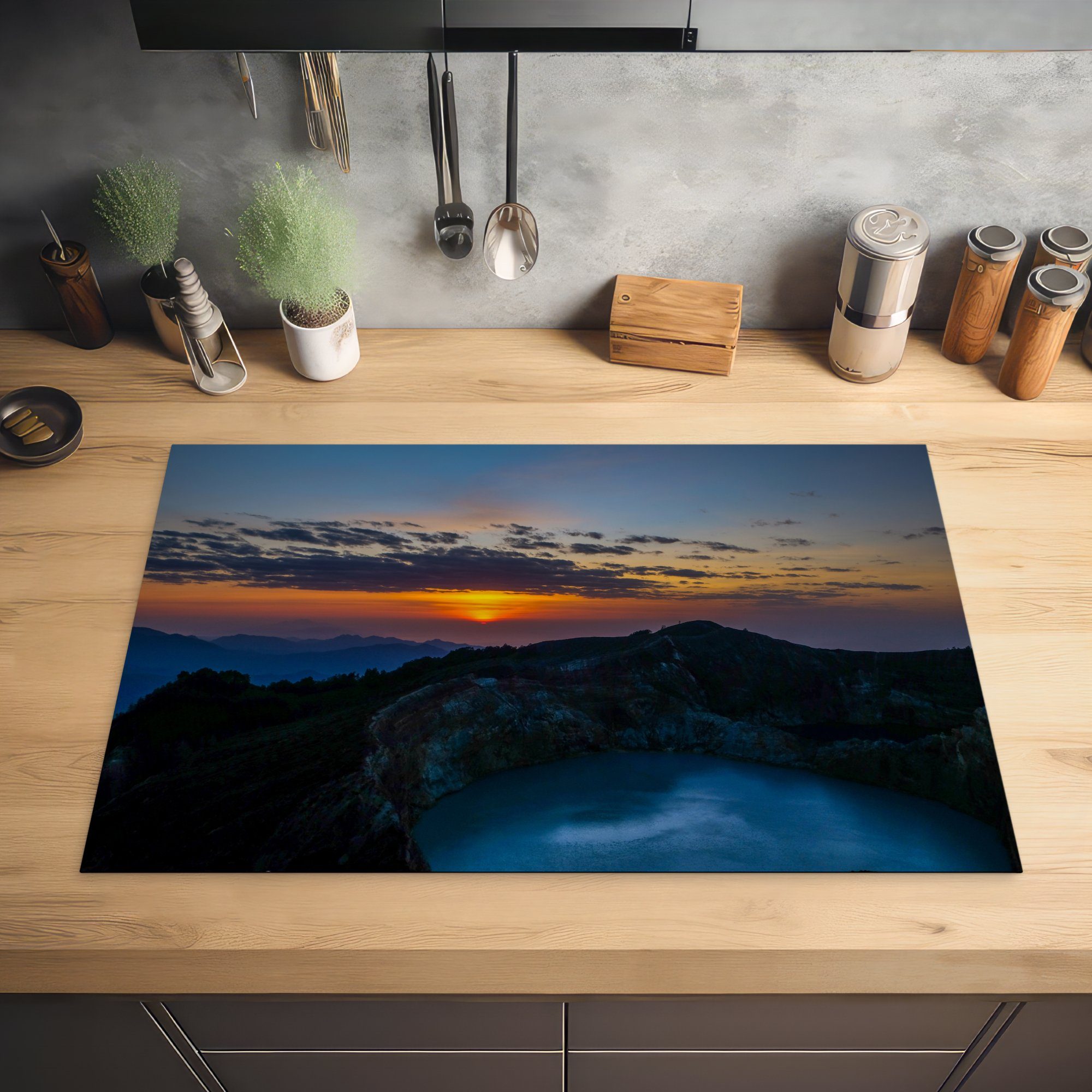 Kelimutu-Nationalparks, Sonnenuntergang Herdblende-/Abdeckplatte Vulkanlandschaft tlg), Schutz Vinyl, für des der 81x52 Induktionskochfeld MuchoWow (1 Ceranfeldabdeckung in küche, die cm,