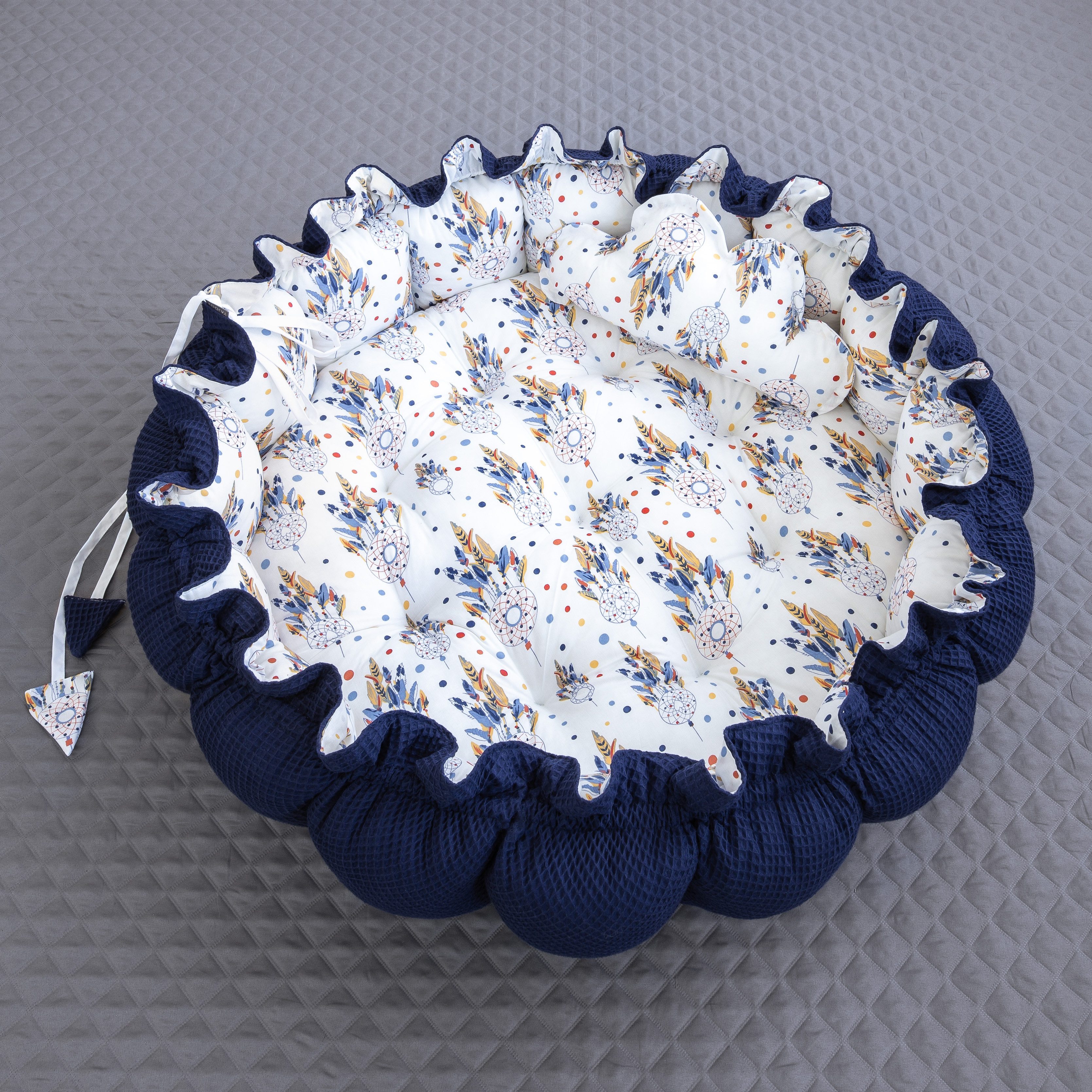 Loolay Bettnestchen Zweiseitig ENGELSNEST XXL Premium WAFFELPIQUE + Decke + Kissen, (Waffepique DUNKELBLAU/ Traumfänger ECRU Ausstattung SET, 2-tlg., Babynestchen Waffel Baumwolle BABYNEST Krabbeldecke Reisebett), Babynestchen Waffel Baumwolle BABYNEST Spielmatte Krabbeldecke