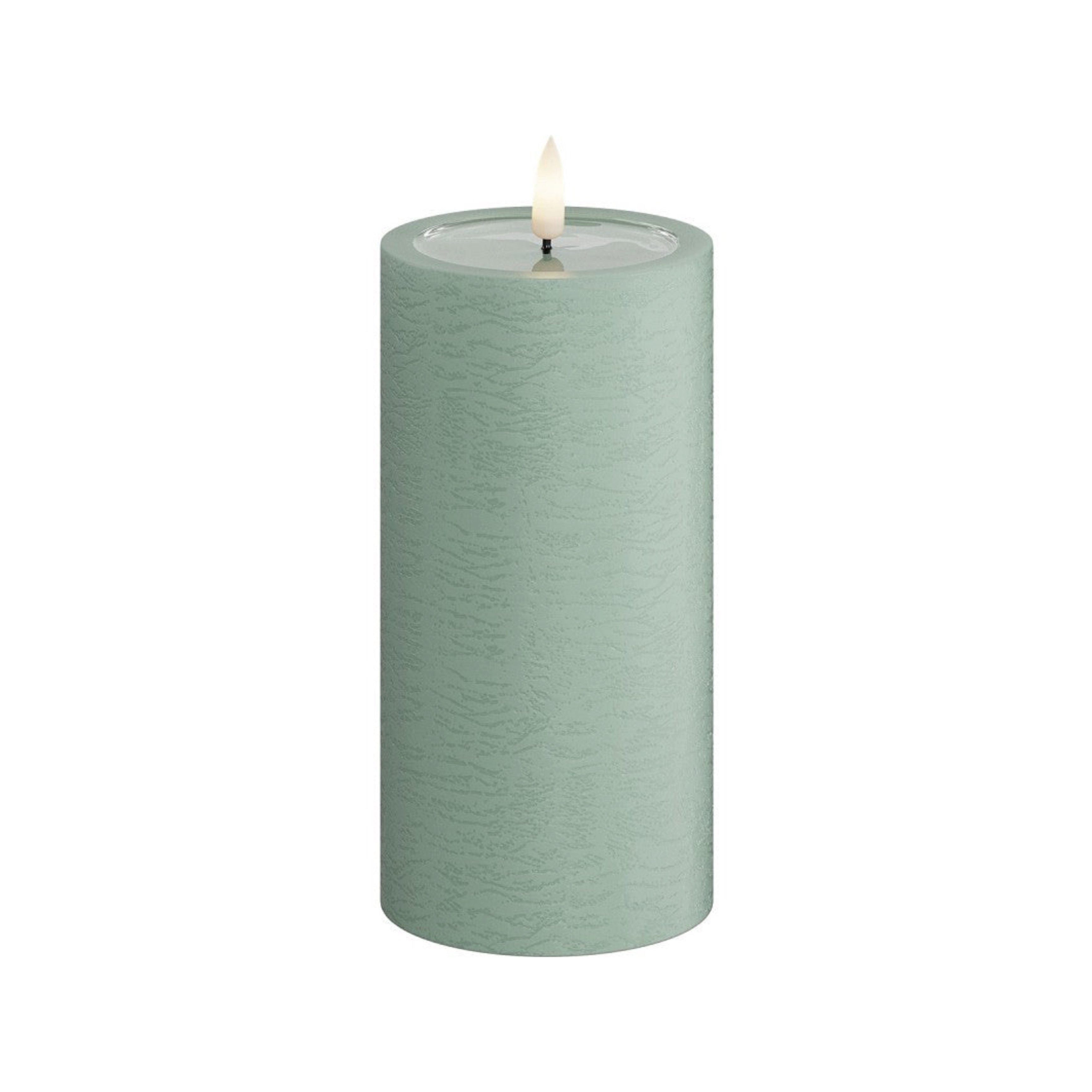 Deluxe Homeart LED-Kerze LED Stumpenkerze 15 cm salbei von Deluxe / Unique Homeart Candle / Ker