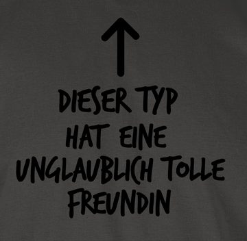 Shirtracer T-Shirt Dieser Typ hat eine unglaublich tolle Freundin Valentinstag Partner Liebe