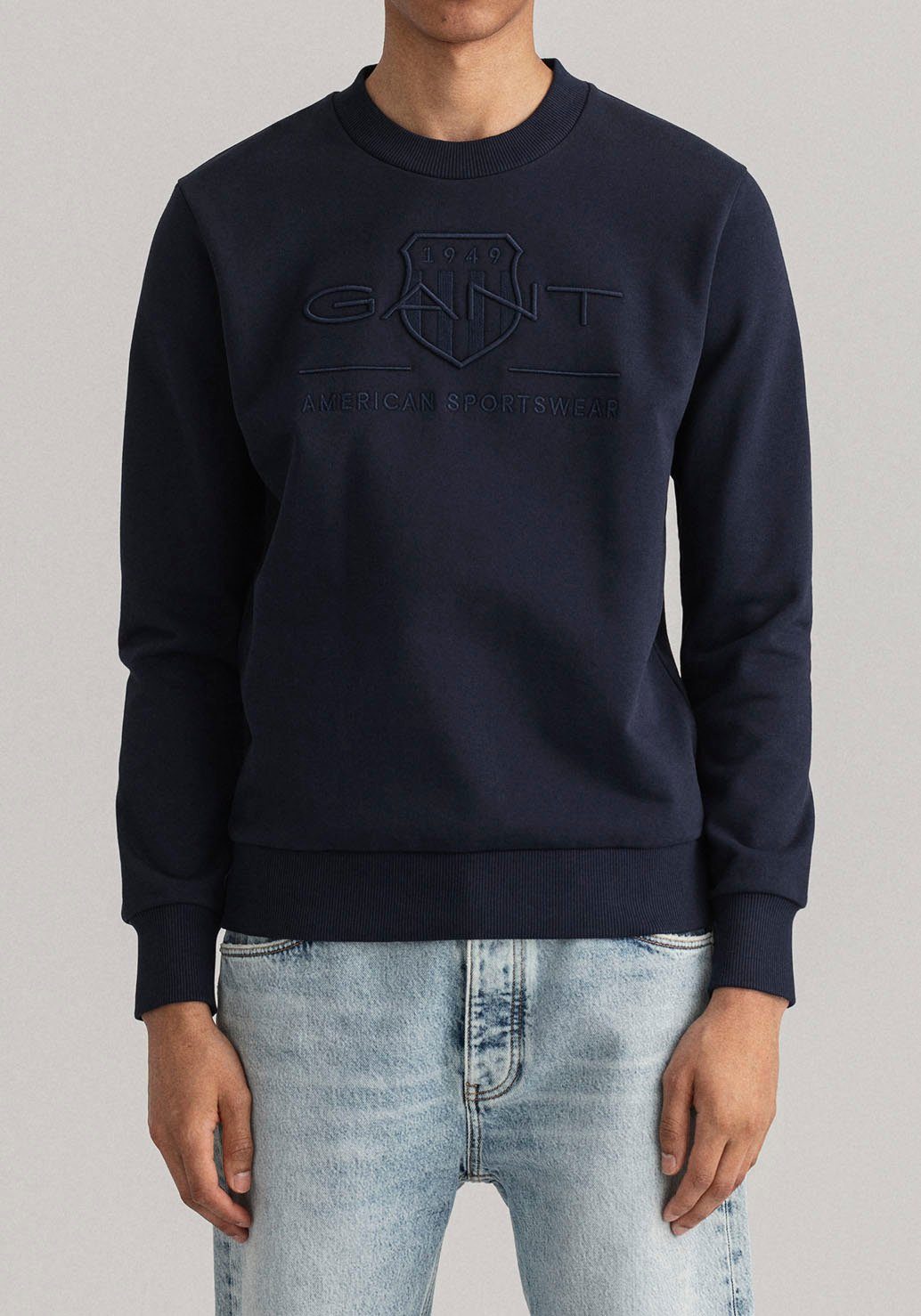 Gant Sweatshirt D1. TONAL ARCHIVE SHIELD C-NECK mit Logostickerei auf der Brust evening blue