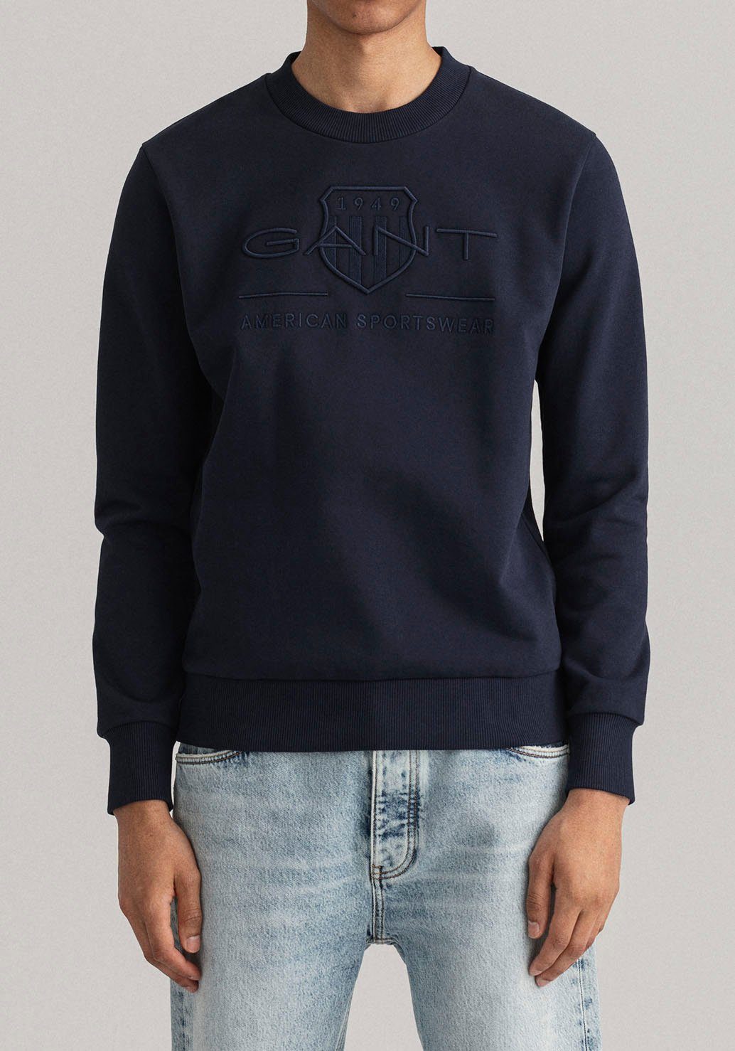 Gant Sweatshirt D1. TONAL ARCHIVE SHIELD C-NECK mit Logostickerei auf der Brust