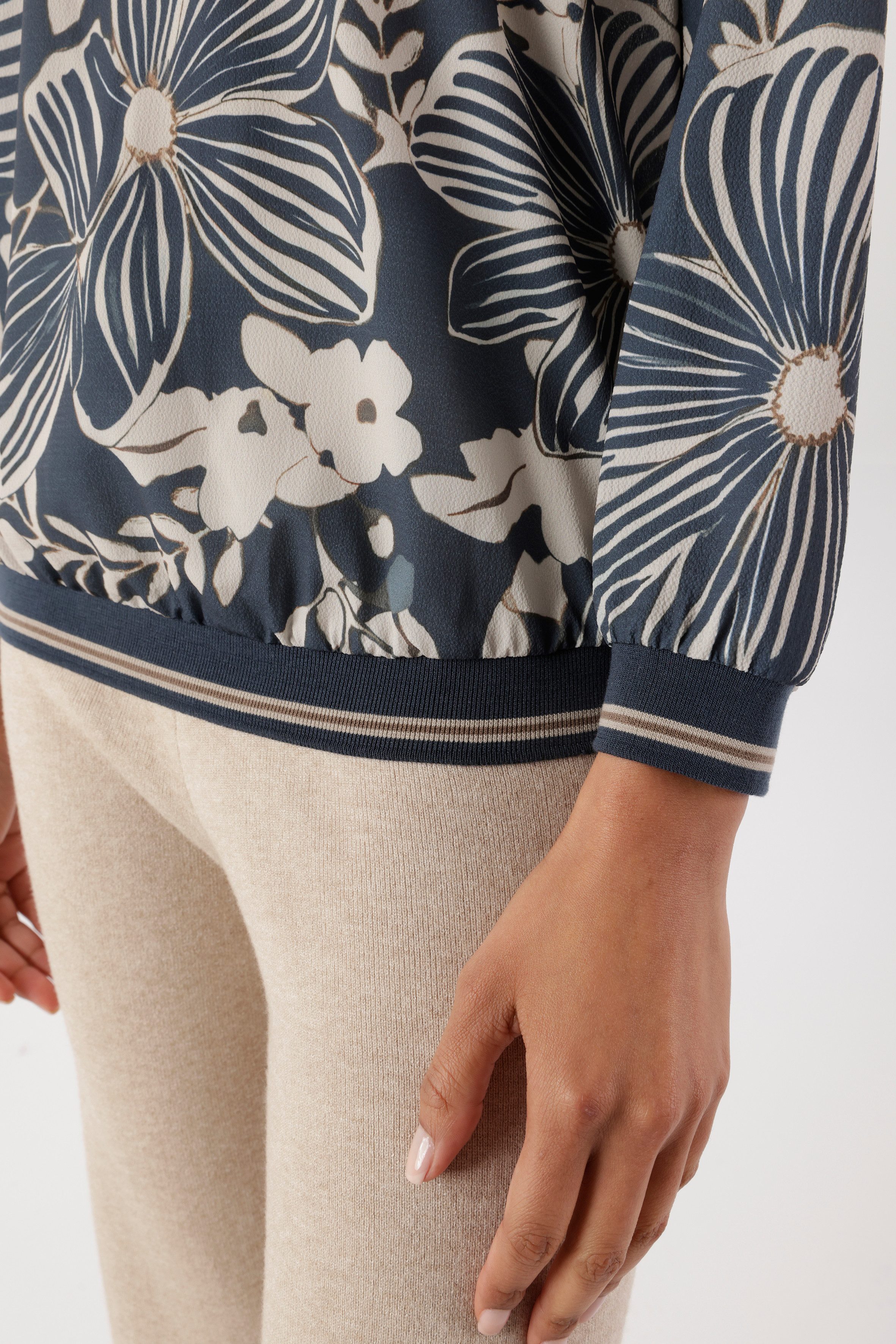 Aniston SELECTED Shirtbluse mit sportiven Bündchen und floralem Druck - NEUE KOLLEKTION – Bild 3 von 5