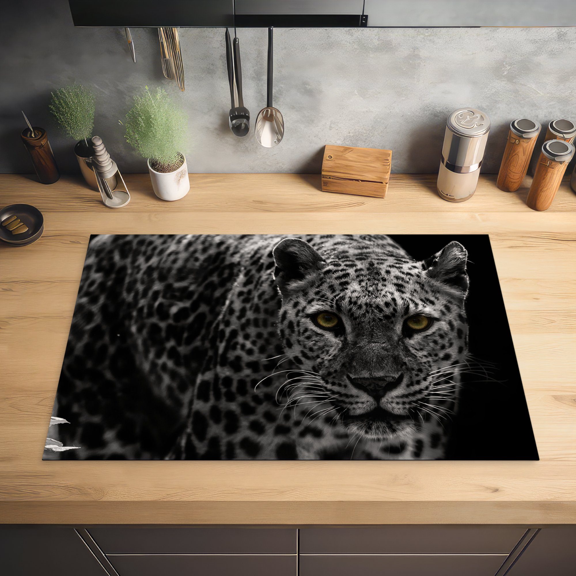 MuchoWow Herdblende-/Abdeckplatte Schwarz-Weiß-Foto eines Ceranfeldabdeckung Schutz Leoparden, 81x52 für Induktionskochfeld Vinyl, tlg), farbigen küche, (1 die cm