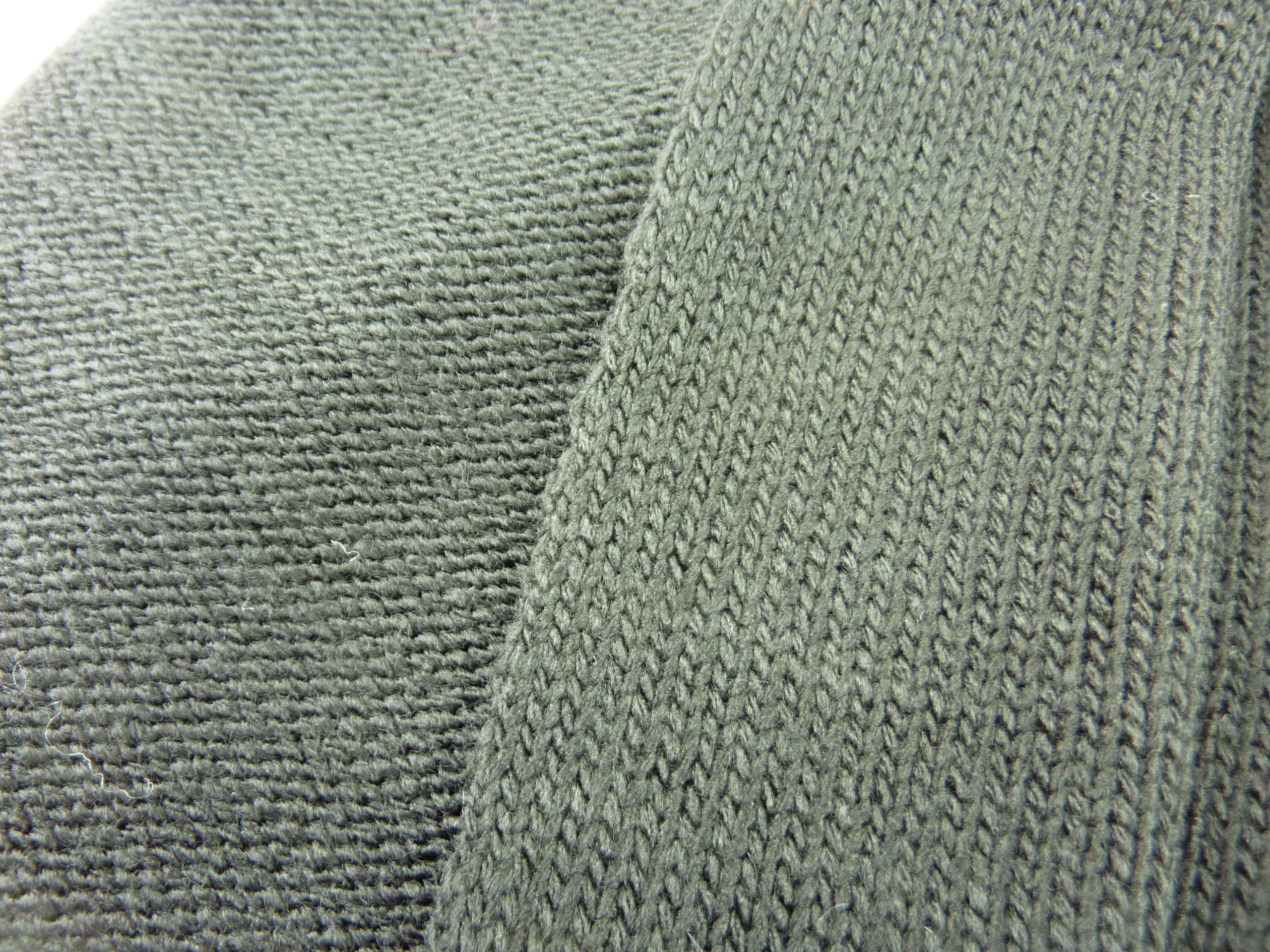 Taschen4life Strickmütze Mütze & Schal Set für Damen 1080P (Kombi, 2 teilig) großer Bommel, geometrisches Muster, Lurex Glitzereffekt, Glattstrick
