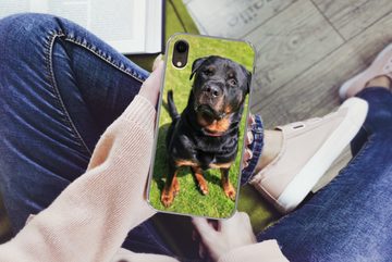 MuchoWow Handyhülle Rottweiler schaut seinen Besitzer an, Handyhülle Apple iPhone XR, Smartphone-Bumper, Print, Handy