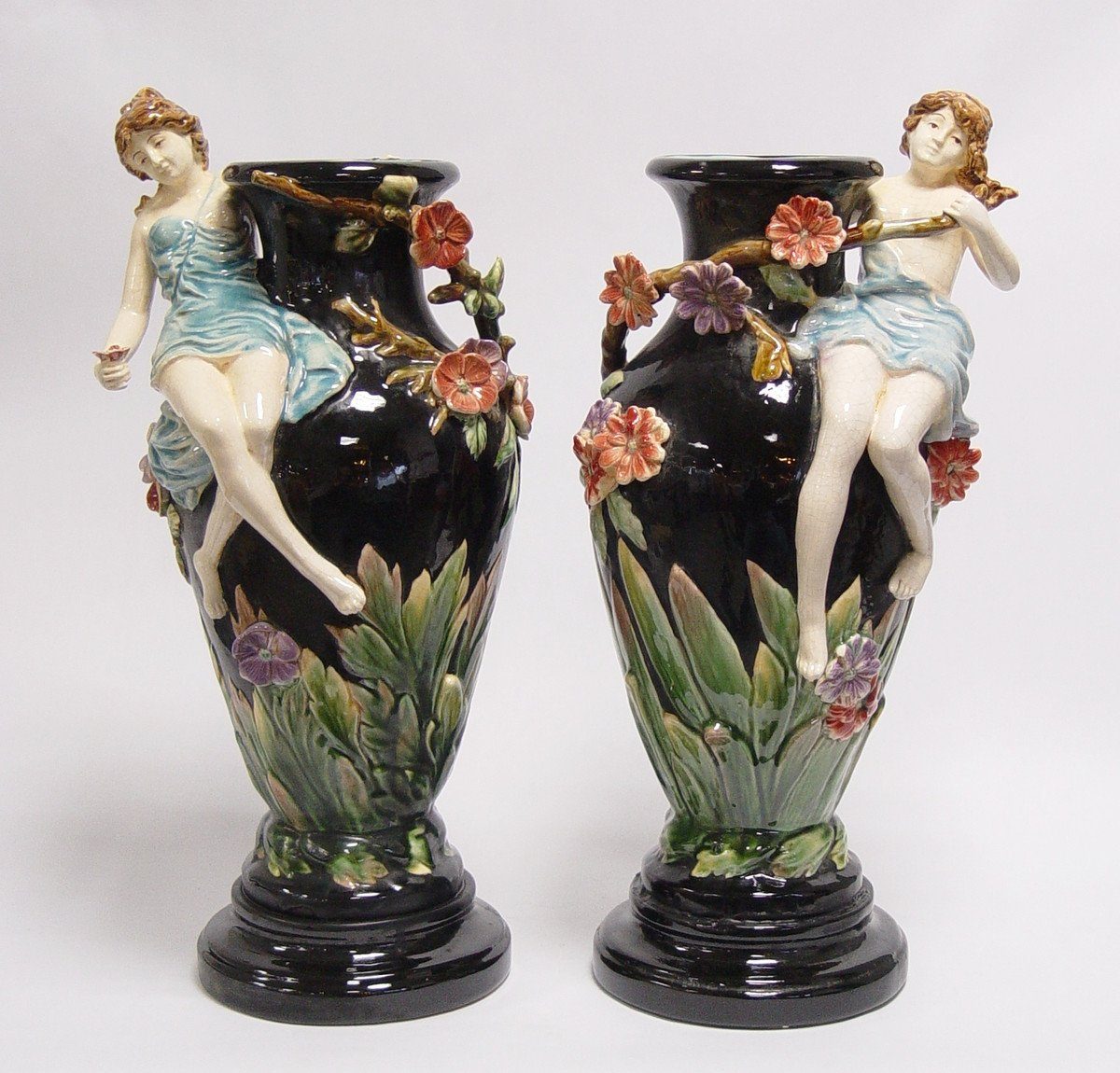 Casa Padrino Dekoobjekt Barock Porzellan Vasen Set mit Blumenmädchen - H 43 cm (2 Stück) - Luxus Keramik Vasen