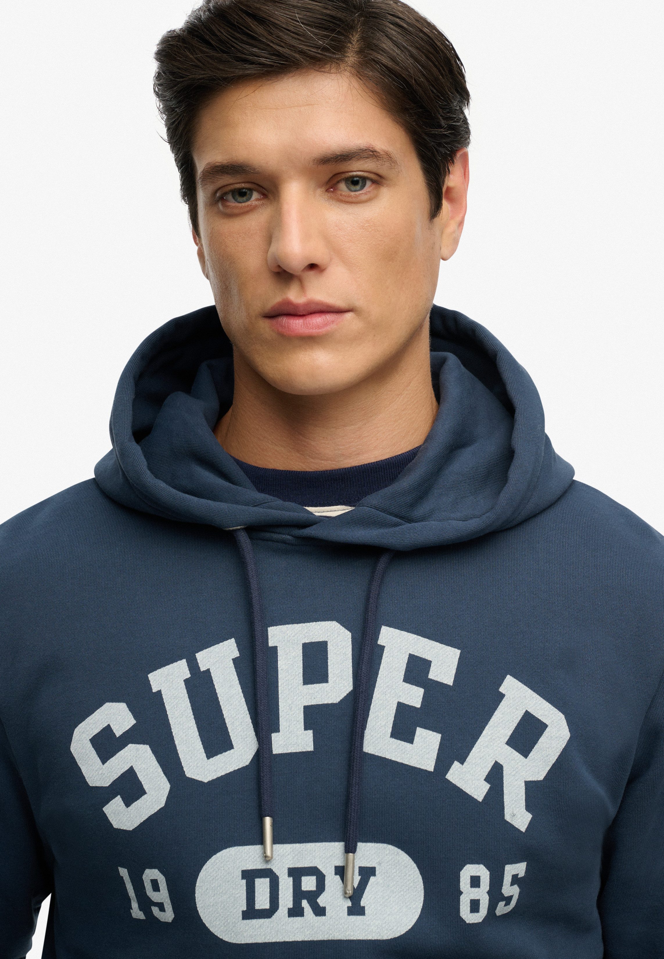 Superdry Kapuzensweatshirt ATH ESS HOODIE aus Baumwolle und Polyester, Loose Fit, mit Print