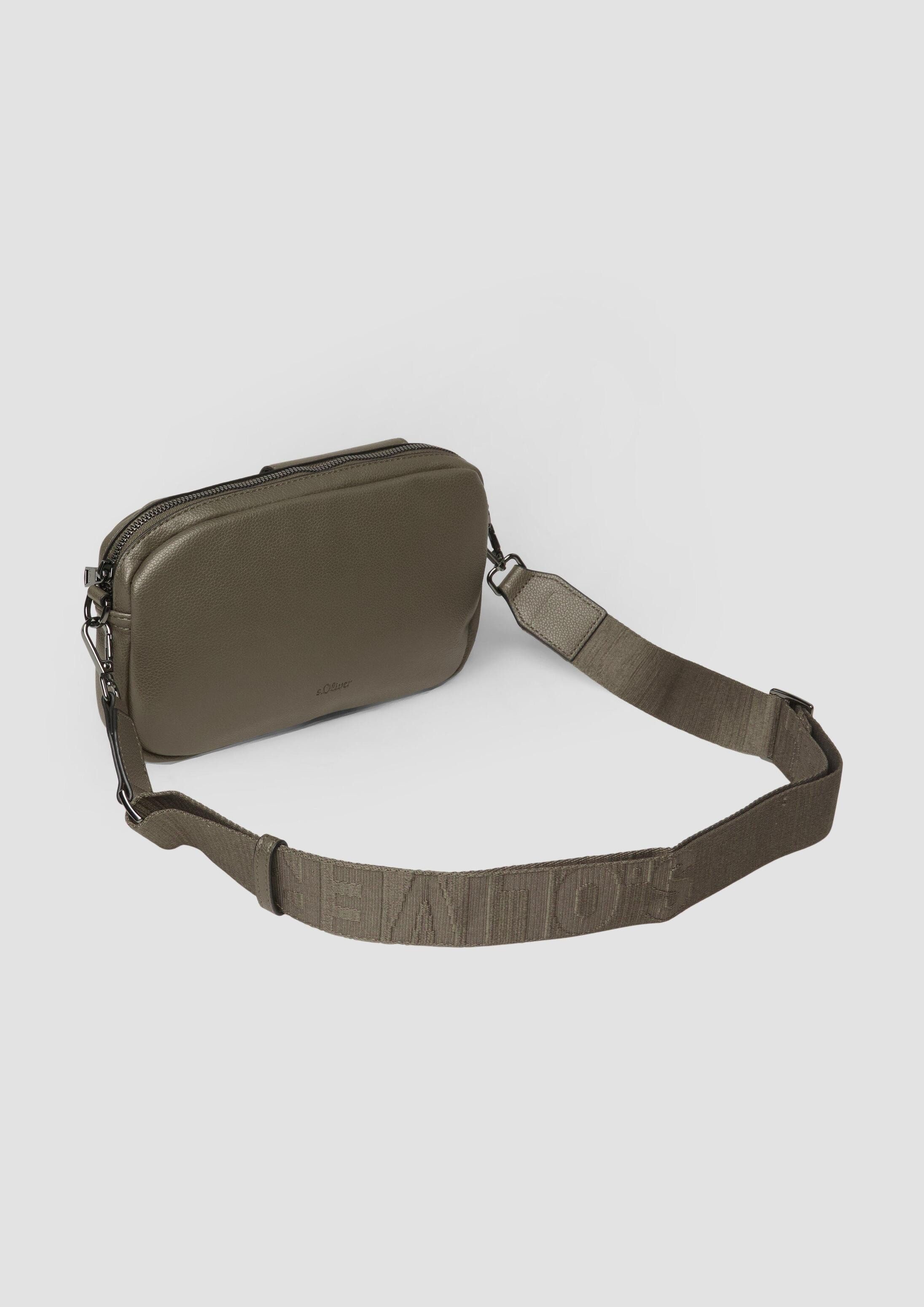 s.Oliver Umhängetasche Tasche, Mittelgroße Kameratasche aus Kunstleder