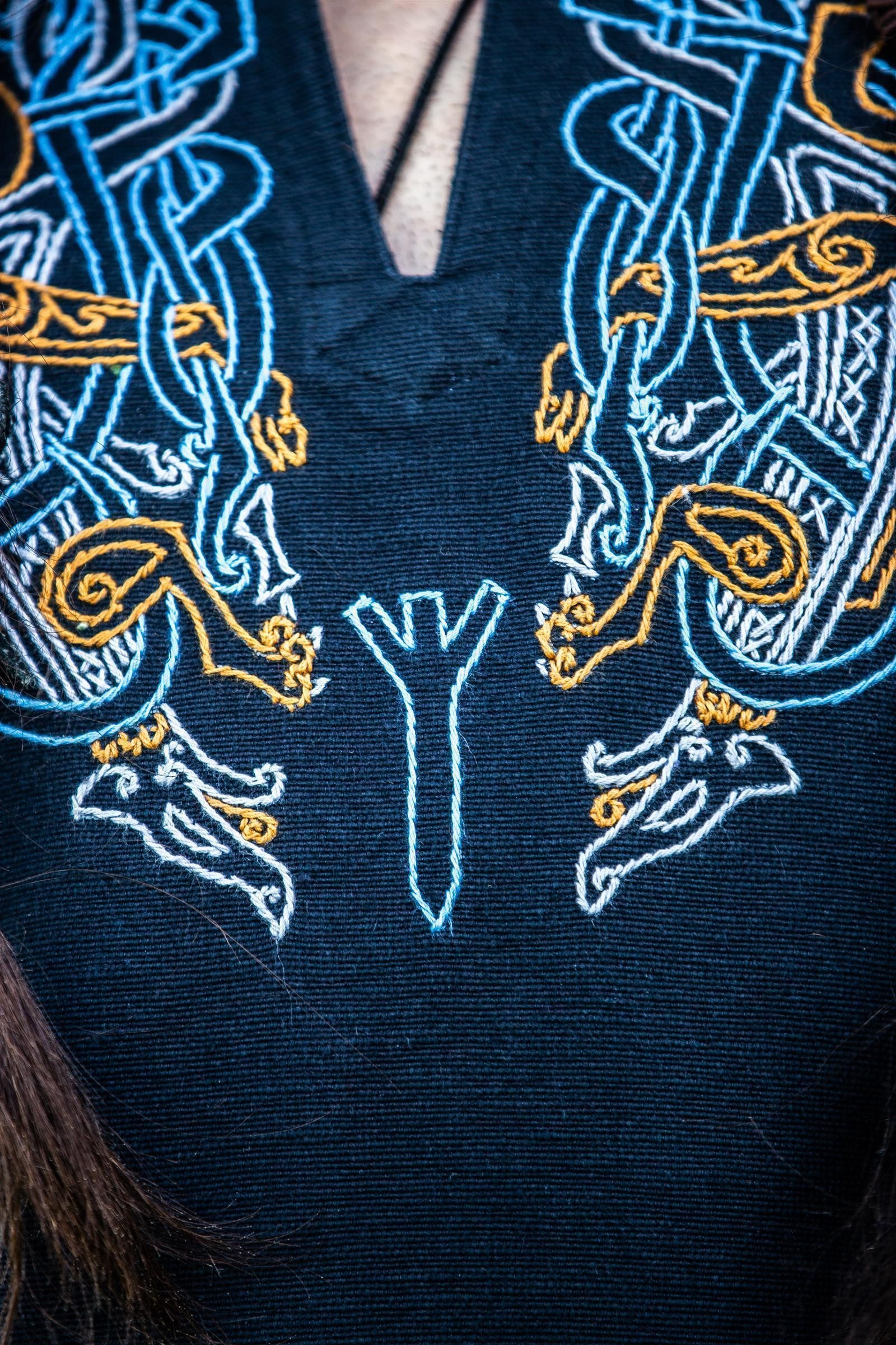 Leonardo Carbone Wikinger-Kostüm Tunika "Snorri" mit Urnes-Stil Stickerei, aufwendige Handstickerei, hochwertige Baumwolle