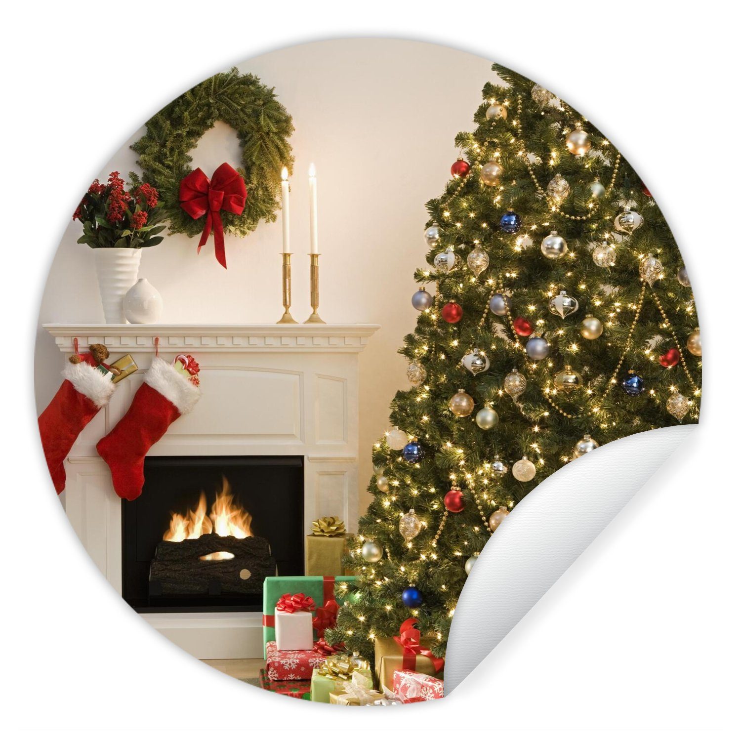 MuchoWow Wandsticker Ein Weihnachtsbaum mit Geschenken neben einem Kamin (1 St), Tapetenkreis für Kinderzimmer, Tapetenaufkleber, Rund, Wohnzimmer