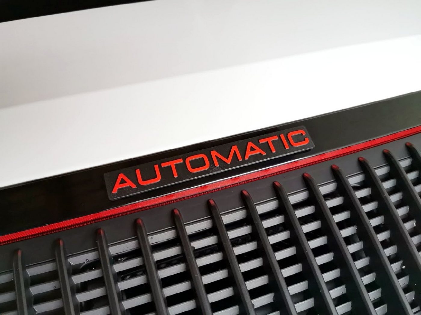 Thumbnail - HR Autocomfort Typenschild Auto 3D Relief - AUTOMATIC - Schild 20 cm rot Emblem selbstklebend