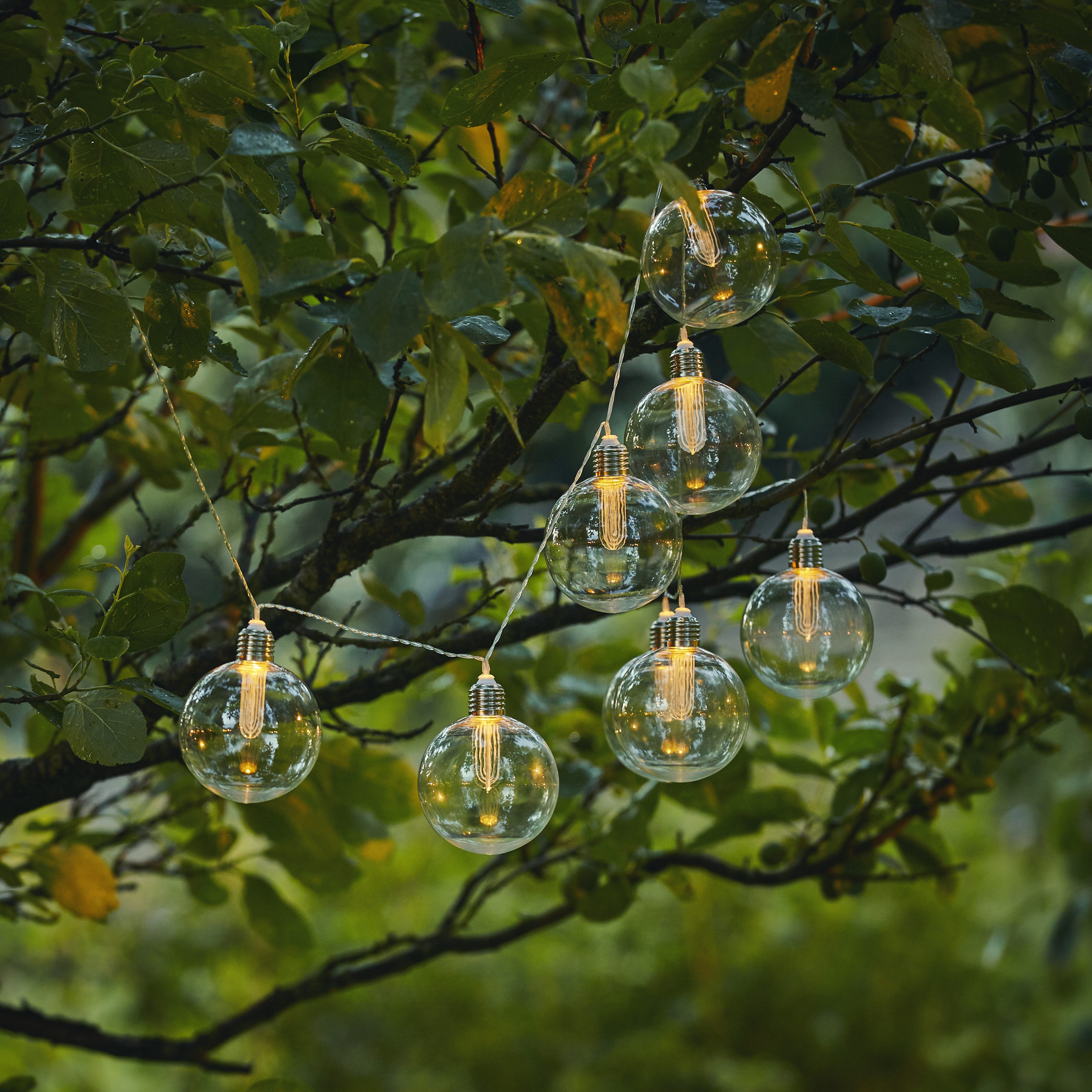 STAR TRADING LED-Lichterkette Chania, 8-flammig, Ø 8 cm, ca. 2,45 m + 2 m Zuleitung, klar, Kunststoff, Akku, outdoor