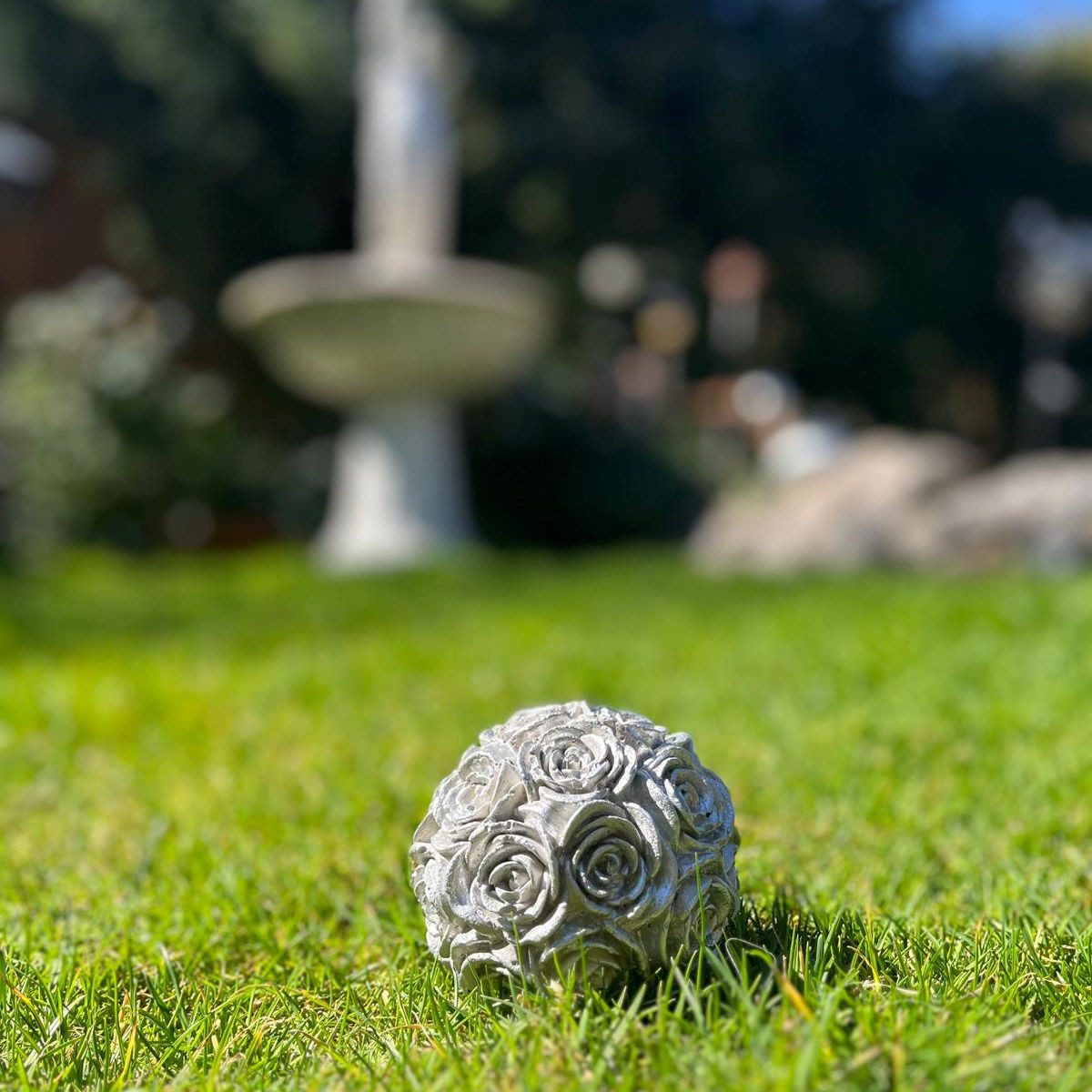 ZGM Gartenfigur Beton Rosenkugel mit silberner Patina, eine ganz besondere Dekoration