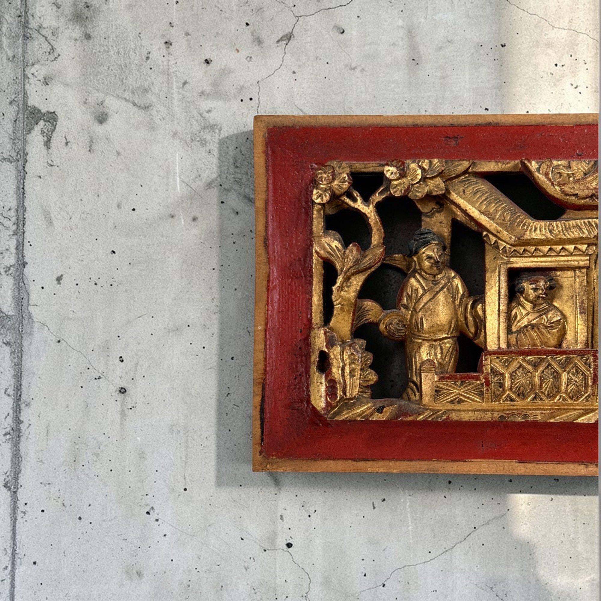 Asien LifeStyle Dekofigur Holzschnitzerei vergoldet – China Relief „Reise des Gelehrten“, 37 cm