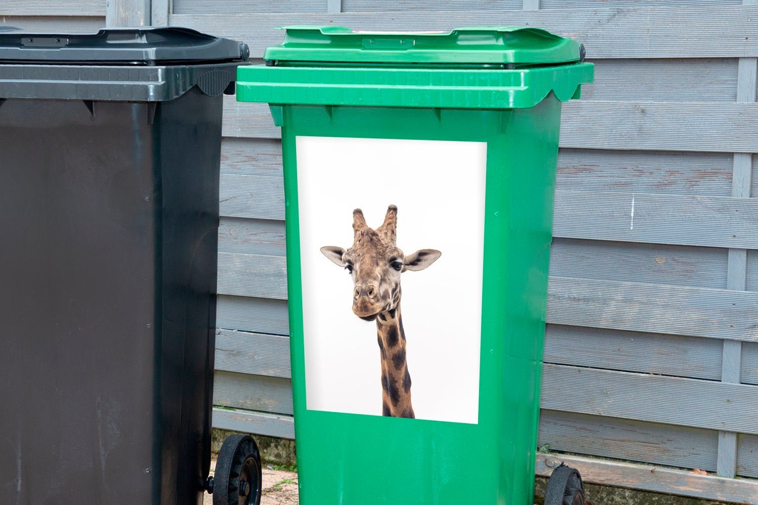 MuchoWow Sticker, Giraffe Mülleimer-aufkleber, St), Mülltonne, vor Abfalbehälter Container, Wandsticker weißem Hintergrund (1