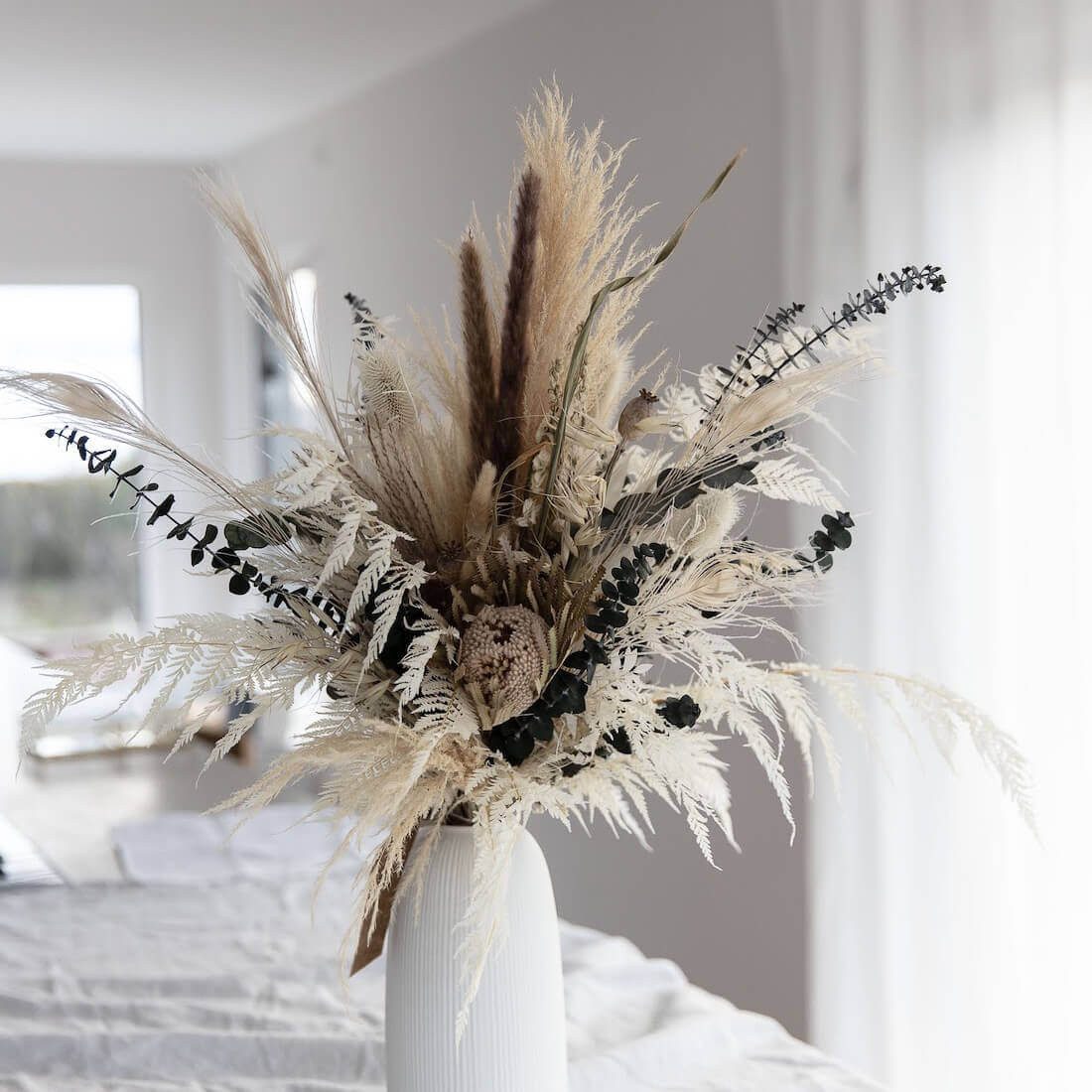 Trockenblume White Boho: Brautstrauß Trockenblumen in beige weiß Farn, Pampasgras, Banksia, Pfauenfeder, Lagurus, Rittersporn, Distel, Eukalyptus, LYKKE & You