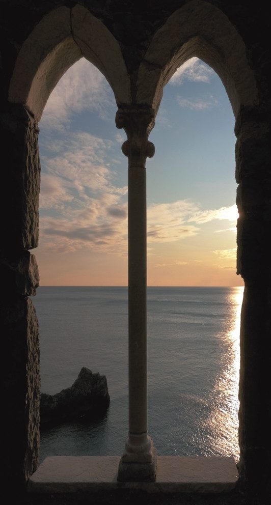 Rasch Fototapete Meer durch gotisches Fenster - Vliestapete Braun Blau Orange, bedruckt, (1 Rolle, 1 St., 2,6 m x 1,395 m), Lichtbeständige Farben - Feucht abwischbar - Restlost abziehbar
