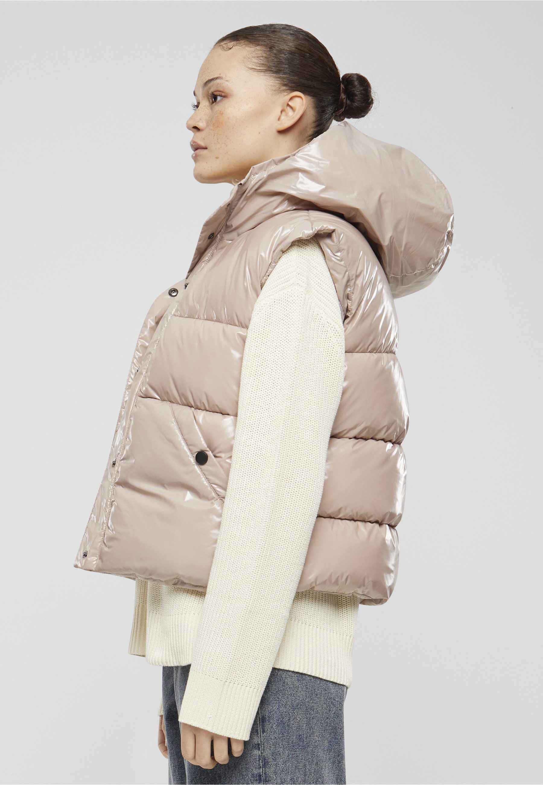 URBAN CLASSICS Steppweste Urban Classics Ladies Recycled Shiny Puffer Vest with Hood – Bild 4 von 5