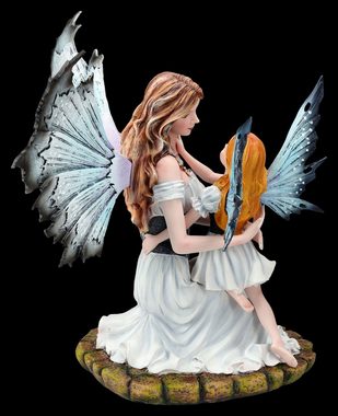 Figuren Shop GmbH Fantasy-Figur Elfen Figur - Tamy nimmt Tochter in Arm weiß - Fantasy Fee Dekofigur