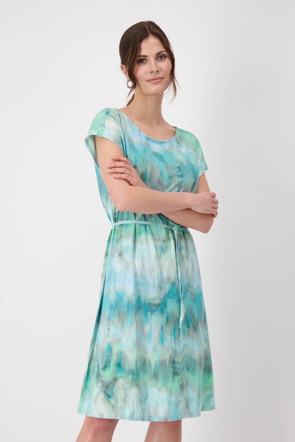 Monari Strandkleid Lagoon Batikmuster mit Bindeband und femininer Silhouette