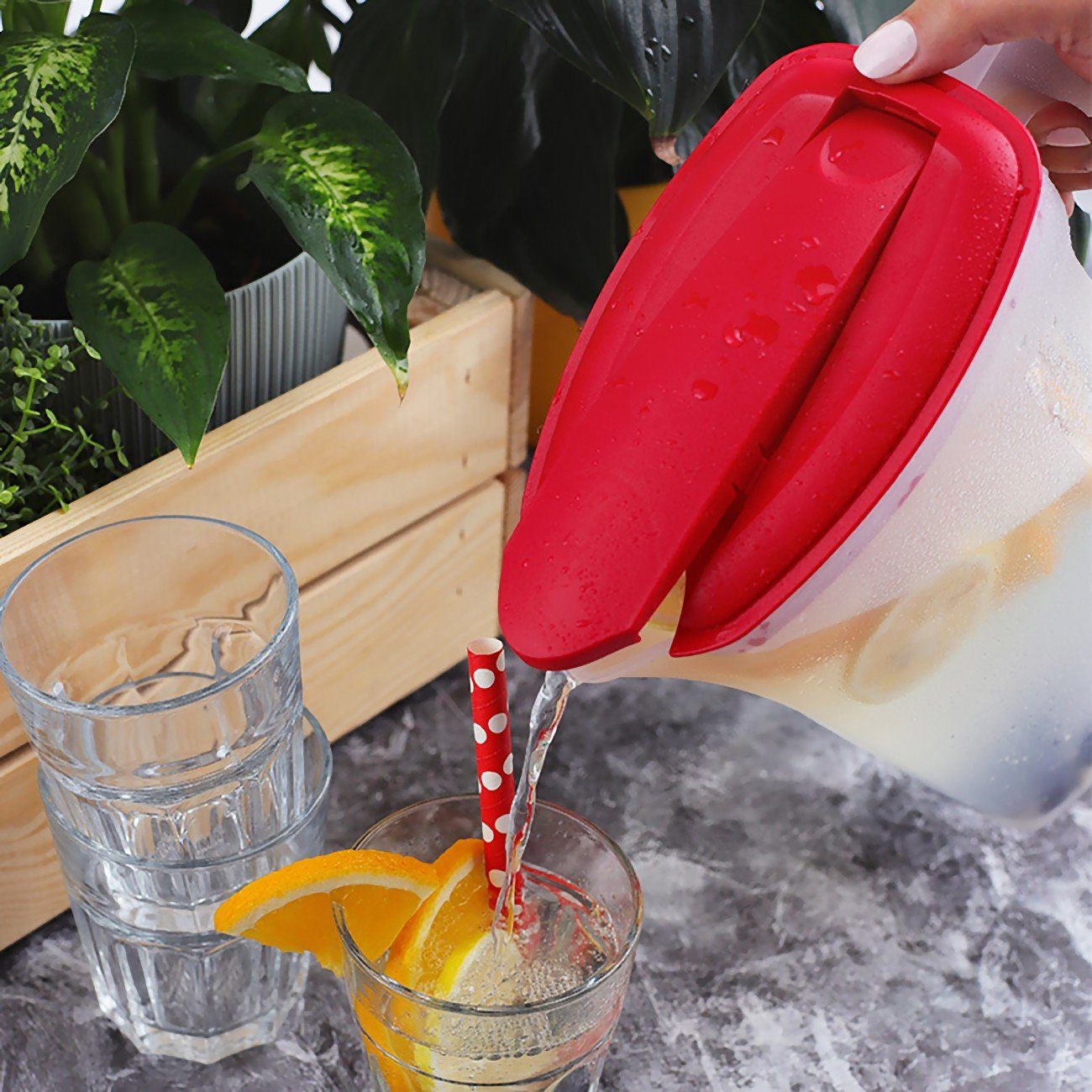 Engelland Wasserkrug Getränkekkrug mit Füllskala je 1-tlg., Kühlschrankkrug Deckel, (Vorteils-Set, Fassungsvermögen 2 BPA-frei, und Liter spülmaschinengeeignet, frostbeständig, Transparent-Weiß abnehmbarem Krug)