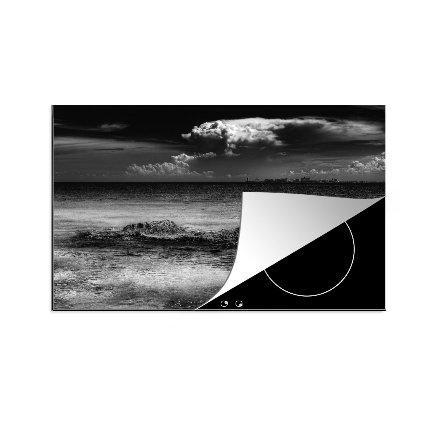 MuchoWow Herdblende-/Abdeckplatte Skyline von Cancun mit klarem Wasser, Mexiko - Schwarz und weiß, Vinyl, (1 tlg), 81x52 cm, Induktionskochfeld Schutz für die küche, Ceranfeldabdeckung
