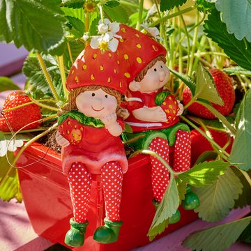 MARELIDA Gartenfigur Kantenhocker Erdbeerjunge Fritz mit Erdbeere Dekofigur Garten H: 19cm