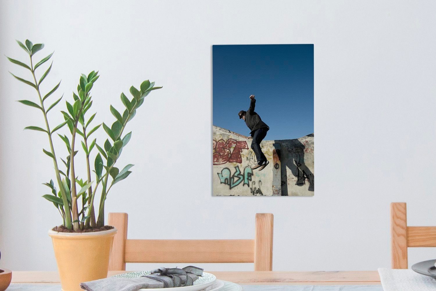 20x30 Leinwandbild Freerunner Eine von cm Zackenaufhänger, die inkl. springt, OneMillionCanvasses® Person, fertig Gemälde, als bespannt einem St), Leinwandbild Gebäude (1