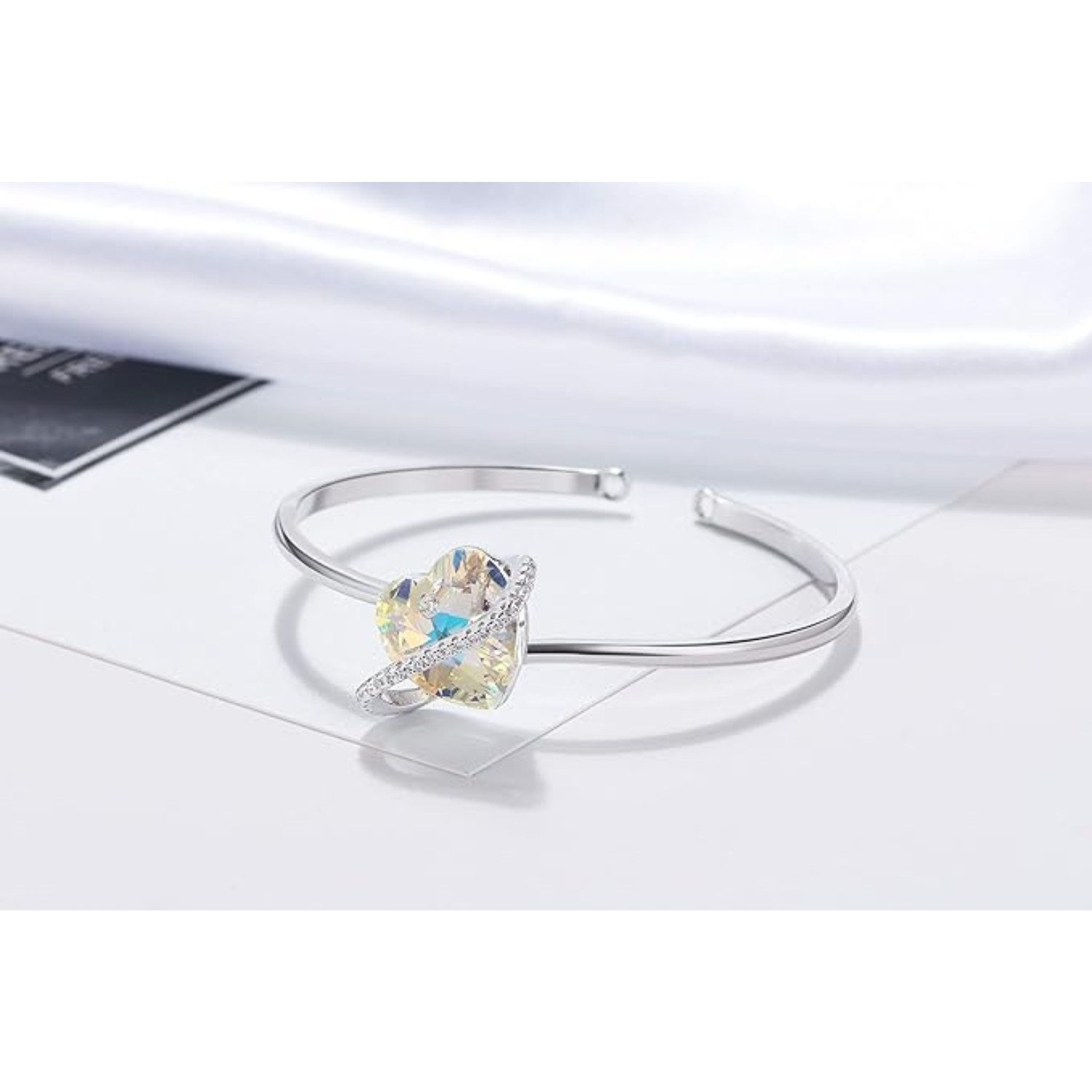 Lisandra Scott Armreif verstellbar mit funkelnden Herz Stein Kristallen - Armband für Damen, Funkelnder Herz-Armreif – verstellbar, edel & ideal als Geschenk