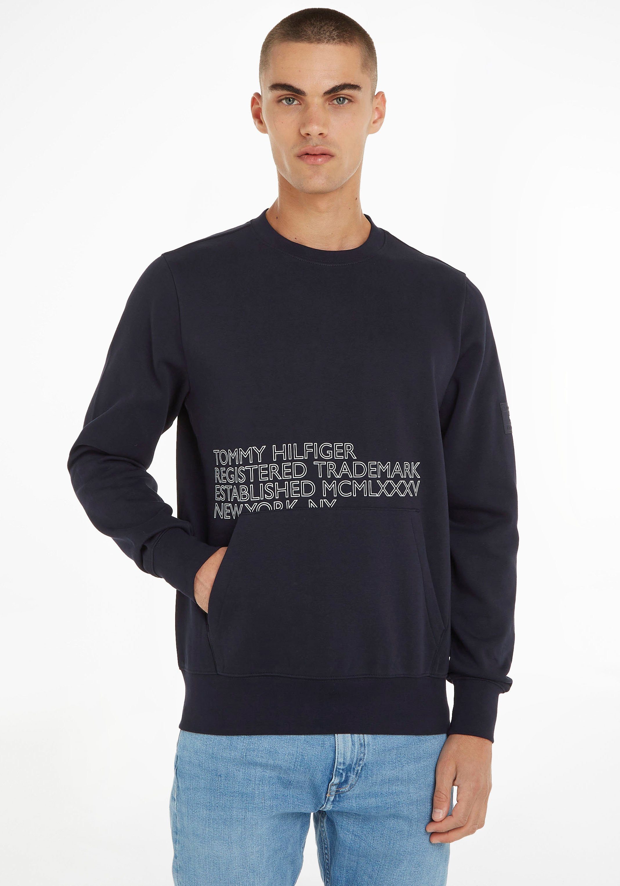 CREWNECK BADGED Desert Rippbündchen Sweatshirt Tommy GRAPHIC Sky Hilfiger mit