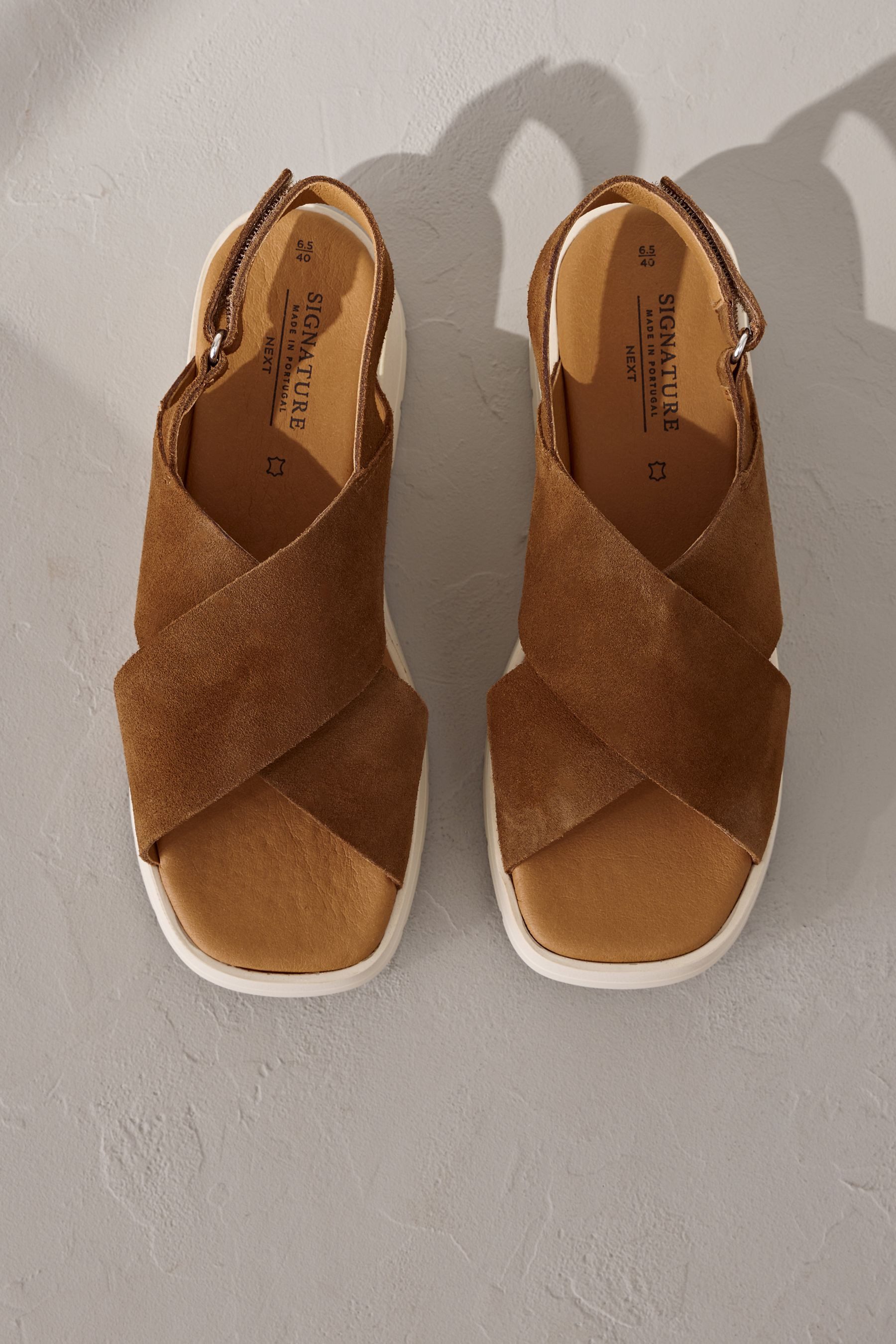 Next Klobige Signature Flatform-Sandalen mit X-Riemen günstig online kaufen
