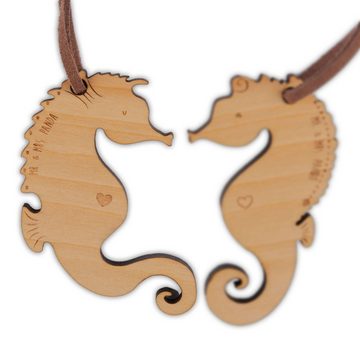 Mr. & Mrs. Panda Schlüsselanhänger Seepferdchen verliebt - Geschenk, Jahrestag geschenk, Freundin, Liebe (1-tlg), Hochwertiges Eichenholz