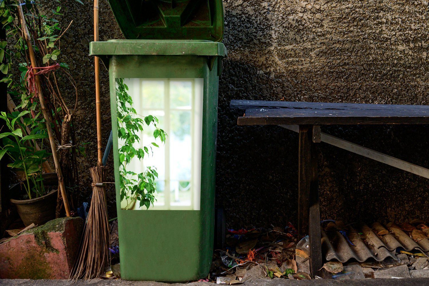 Wandsticker im Pflanze einer (1 MuchoWow Sticker, Mülltonne, Mülleimer-aufkleber, Container, Nahaufnahme St), Wohnzimmer Abfalbehälter