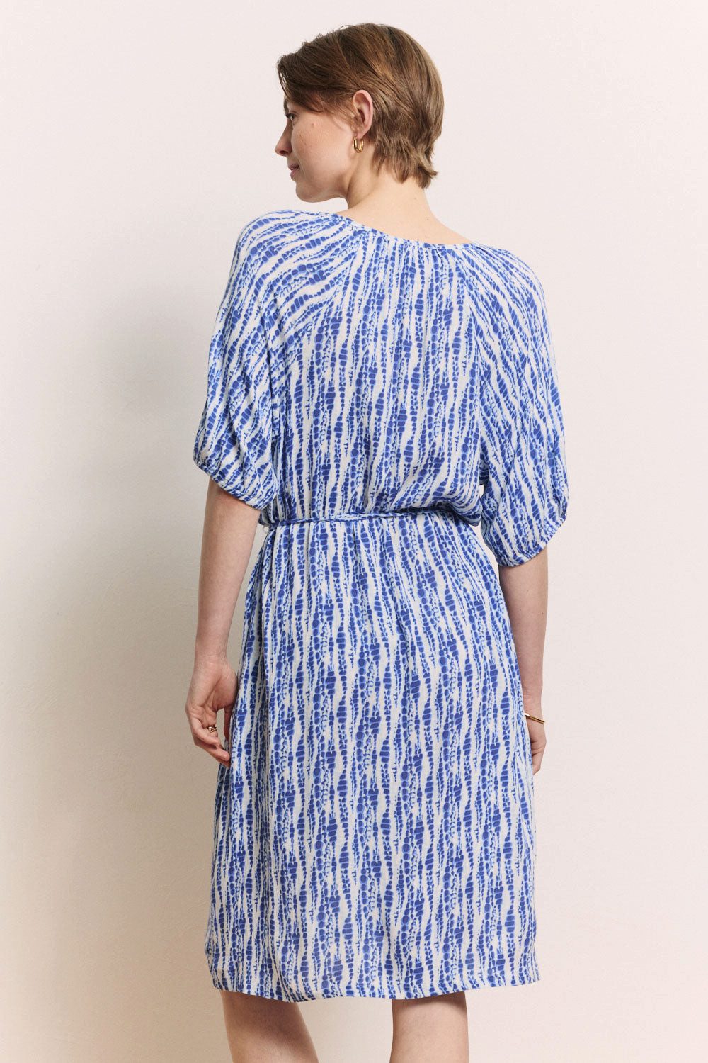 Tranquillo Sommerkleid Kleid Saraah aus Crinkel EcoVero™ Viskose Crinkle-EcoVero™-Kleid mit flexiblem Bindegürtel