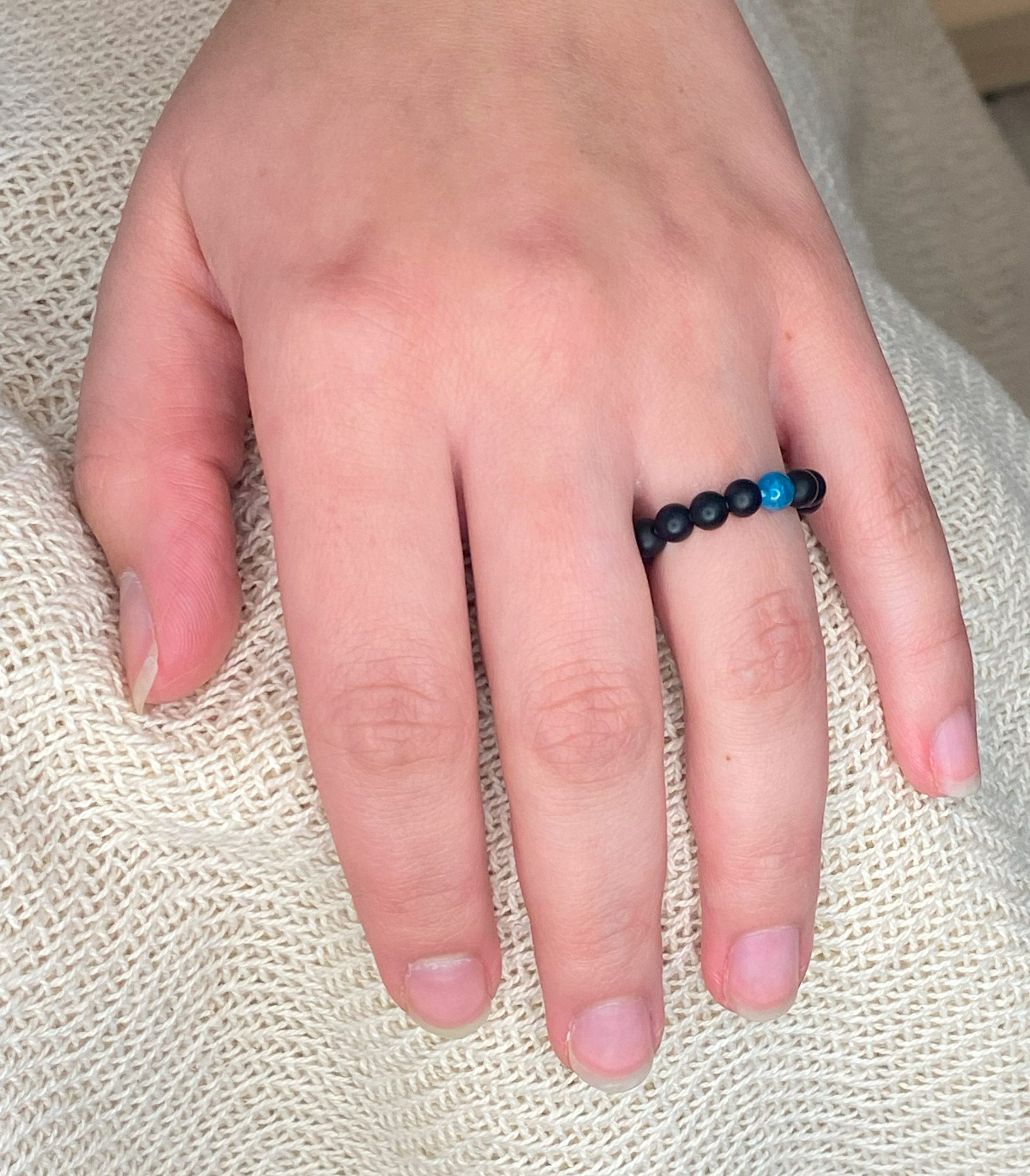 Lebensquelle Plus Edelstein Onyx, matt + Apatit, elastischer Kugelring