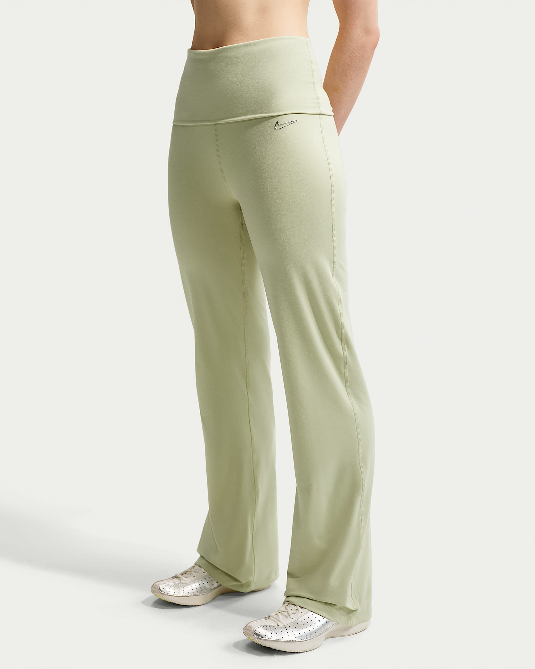 Nike Sportswear Sporthose W NK FLARED PANT GLS mit ausgestelltem Bein, aus Polyester und Elasthan