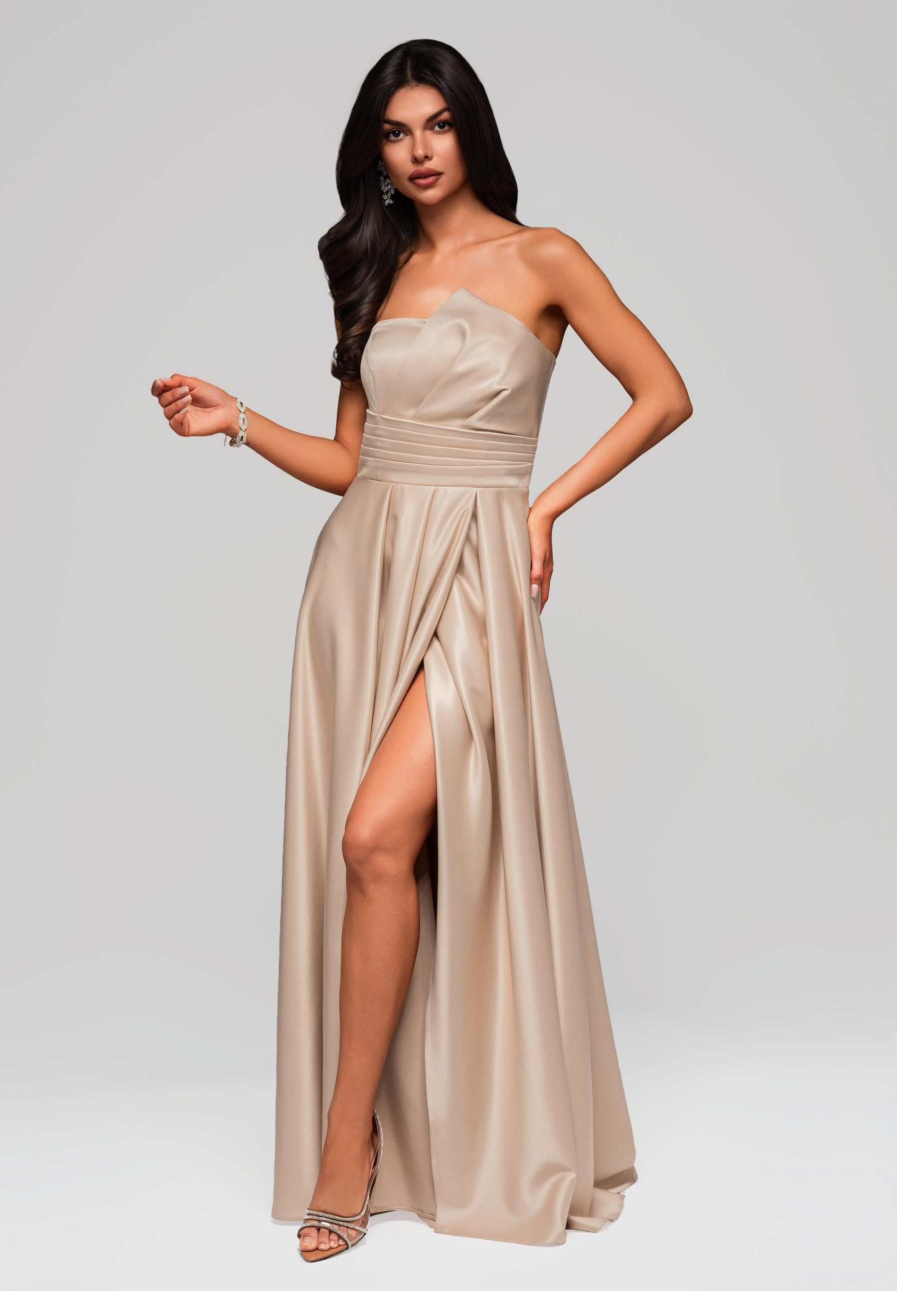 Abendkleid Trägerloses Satinkleid mit hohem Schlitz