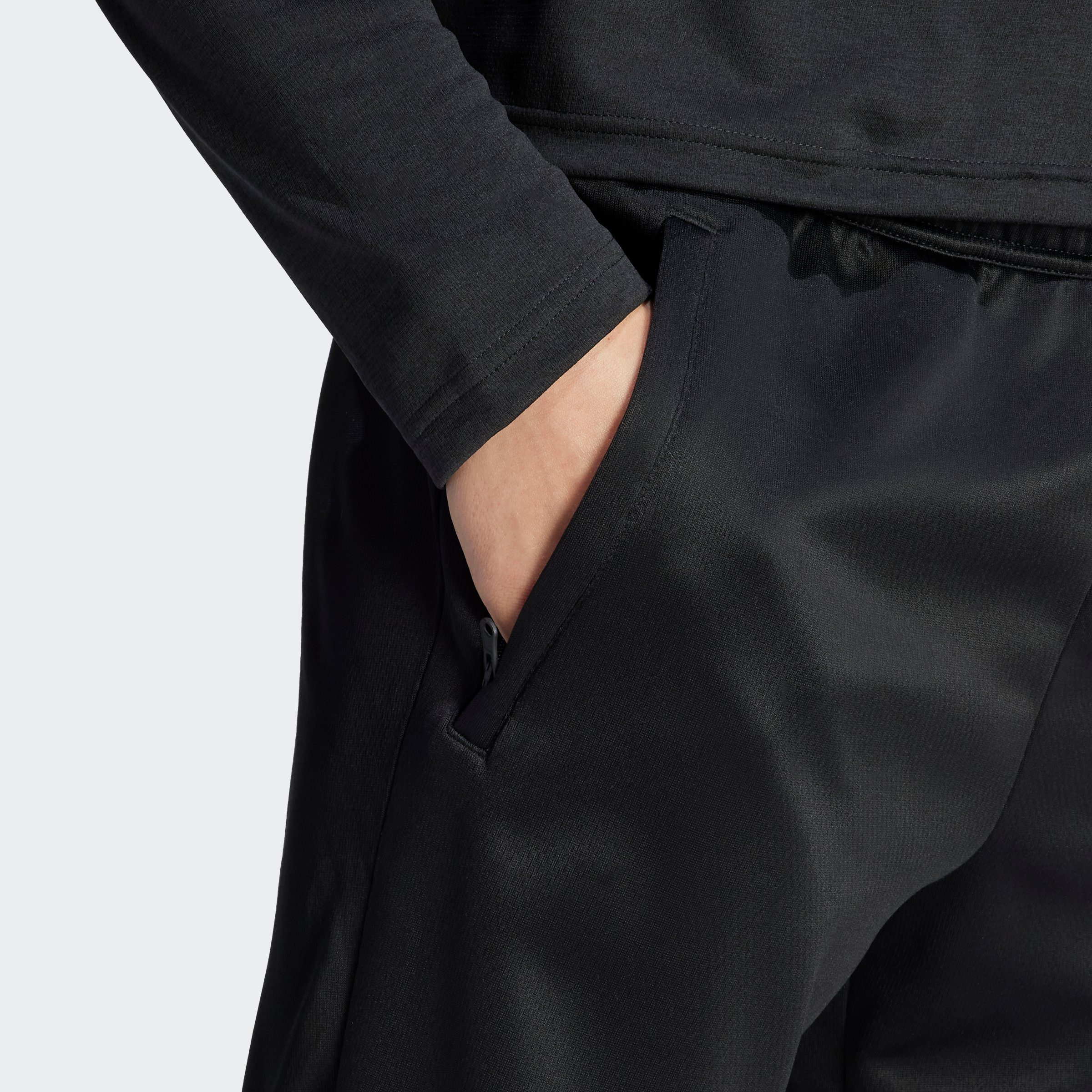 Performance adidas TRAIN black-white SEASONAL WOVEN Sporthose (1-tlg) ESSENTIALS