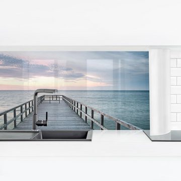 Bilderdepot24 Küchenrückwand blau dekor Strand Meer Natur 3D-Optik Steg Promenade, (1-tlg., Nischenrückwand - für Fliesenspiegel ohne Bohren - matt), Spritzschutz Rückwand Küche Herd - Folie selbstklebend versch. Größen