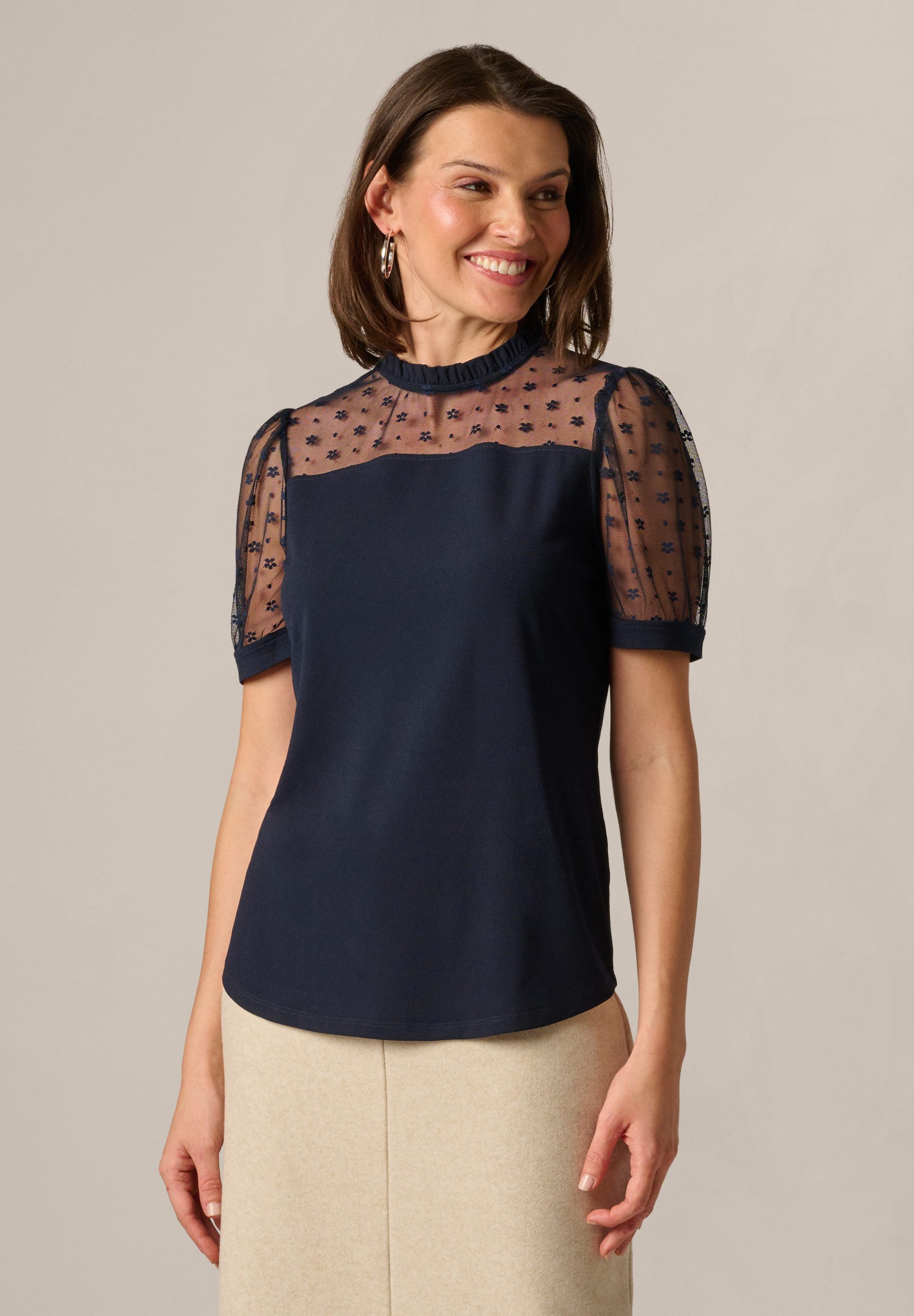 Adrianna Papell Kurzarmbluse Floral Mesh Yoke & Short Sleeve Ruffle Neck Top Verspielte Kurzarmbluse mit Rüschen am Ausschnitt