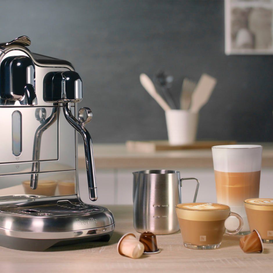 Nespresso Kapselmaschine Creatista Pro mit 14 Willkommenspaket Kapseln inkl. mit SNE900 Edelstahl-Milchkanne