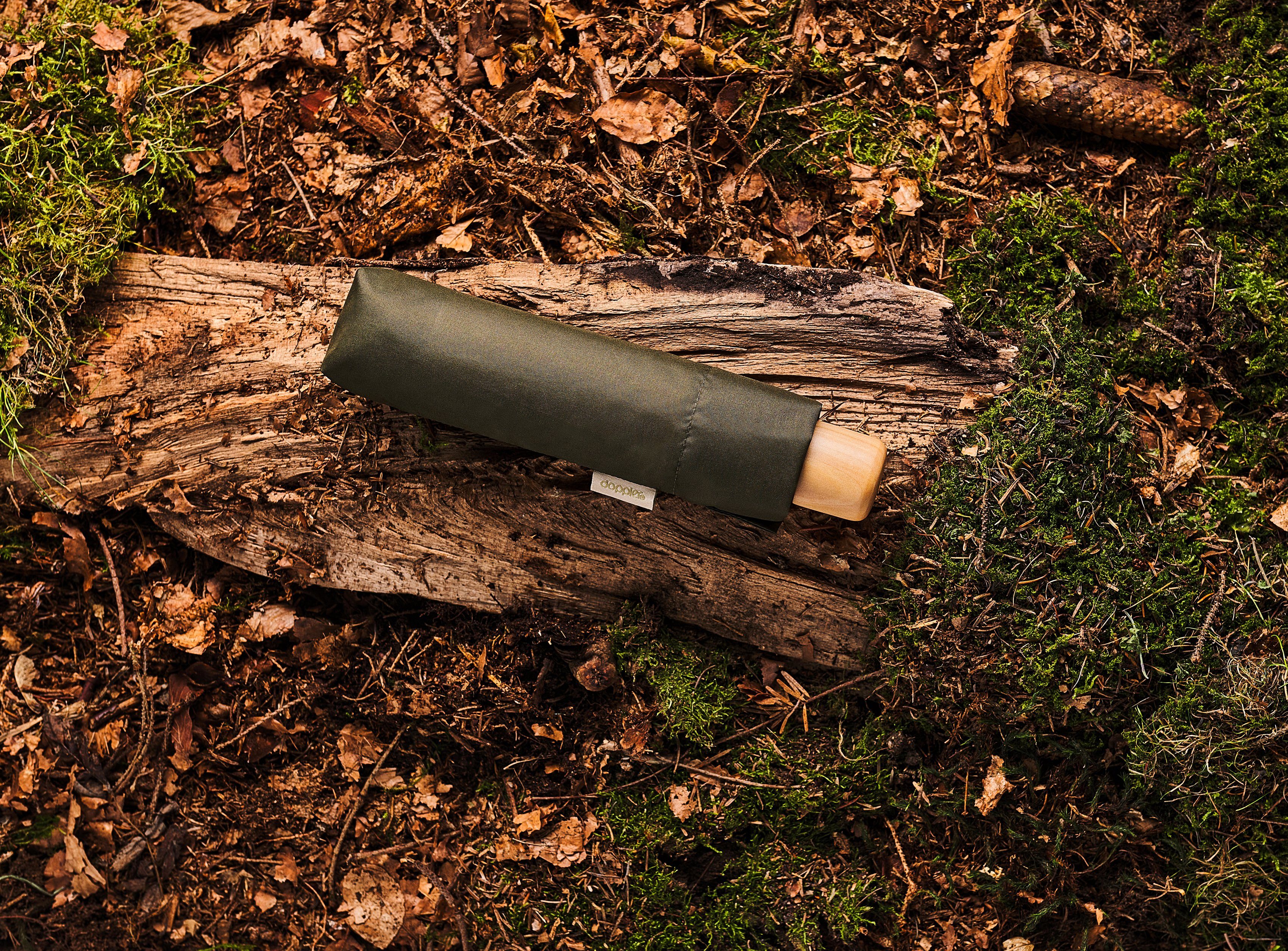 weltweit doppler® - Griff aus aus nature Wald mit Mini, Material schützt recyceltem Taschenregenschirm olive, FSC®- deep