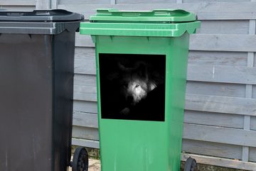 MuchoWow Wandsticker Porträt eines arktischen Wolfs - schwarz-weiß (1 St), Mülleimer-aufkleber, Mülltonne, Sticker, Container, Abfalbehälter