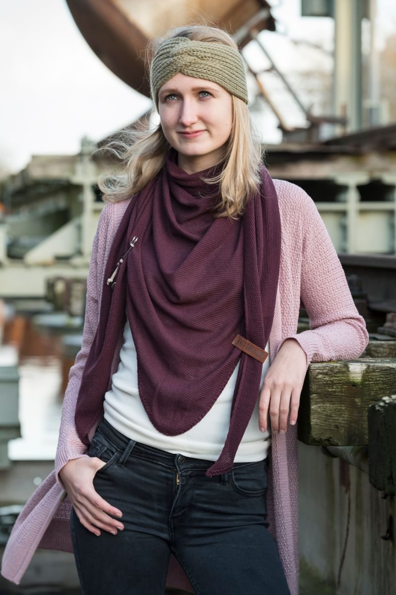 Knit Factory Strickschal Lola Dreieckstuch Kieselgrau, (1-St), Schal Halstuch Dreiecksschal Tuch Strickmode
