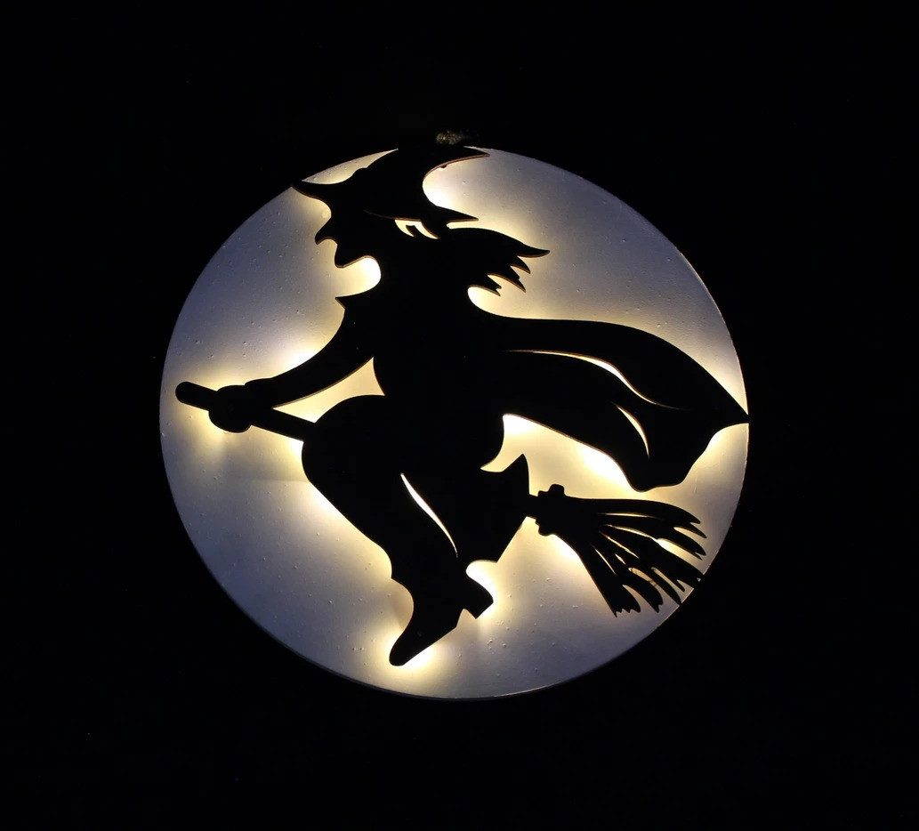 Home-trends24.de LED Dekofigur Hexe Hänger Besen Wand Tür LED Deko Halloween Party